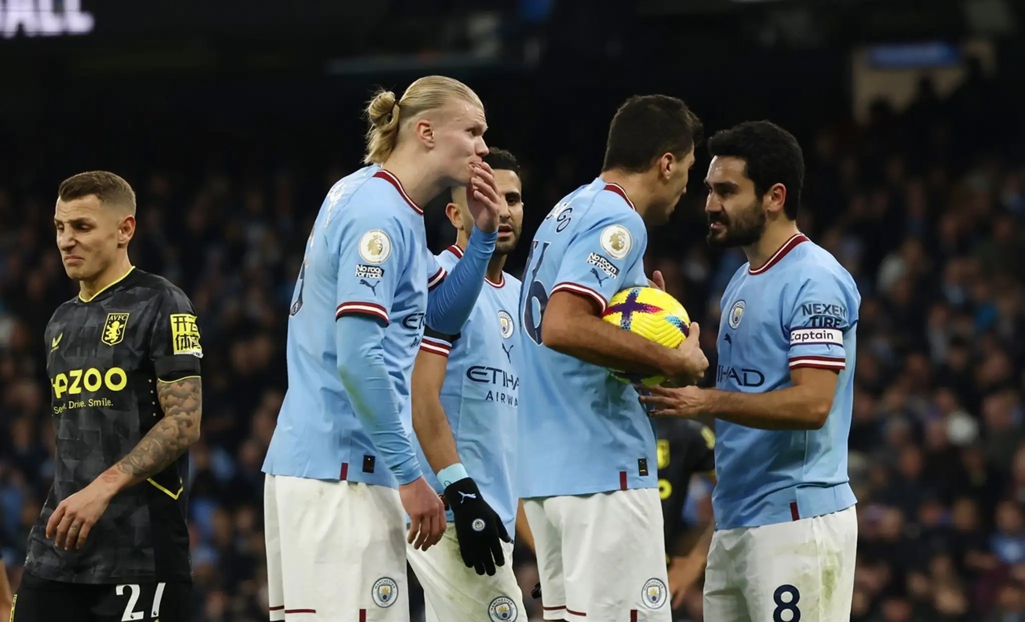 Opustí Illkay Gundogan (celkom vpravo) Manchester City