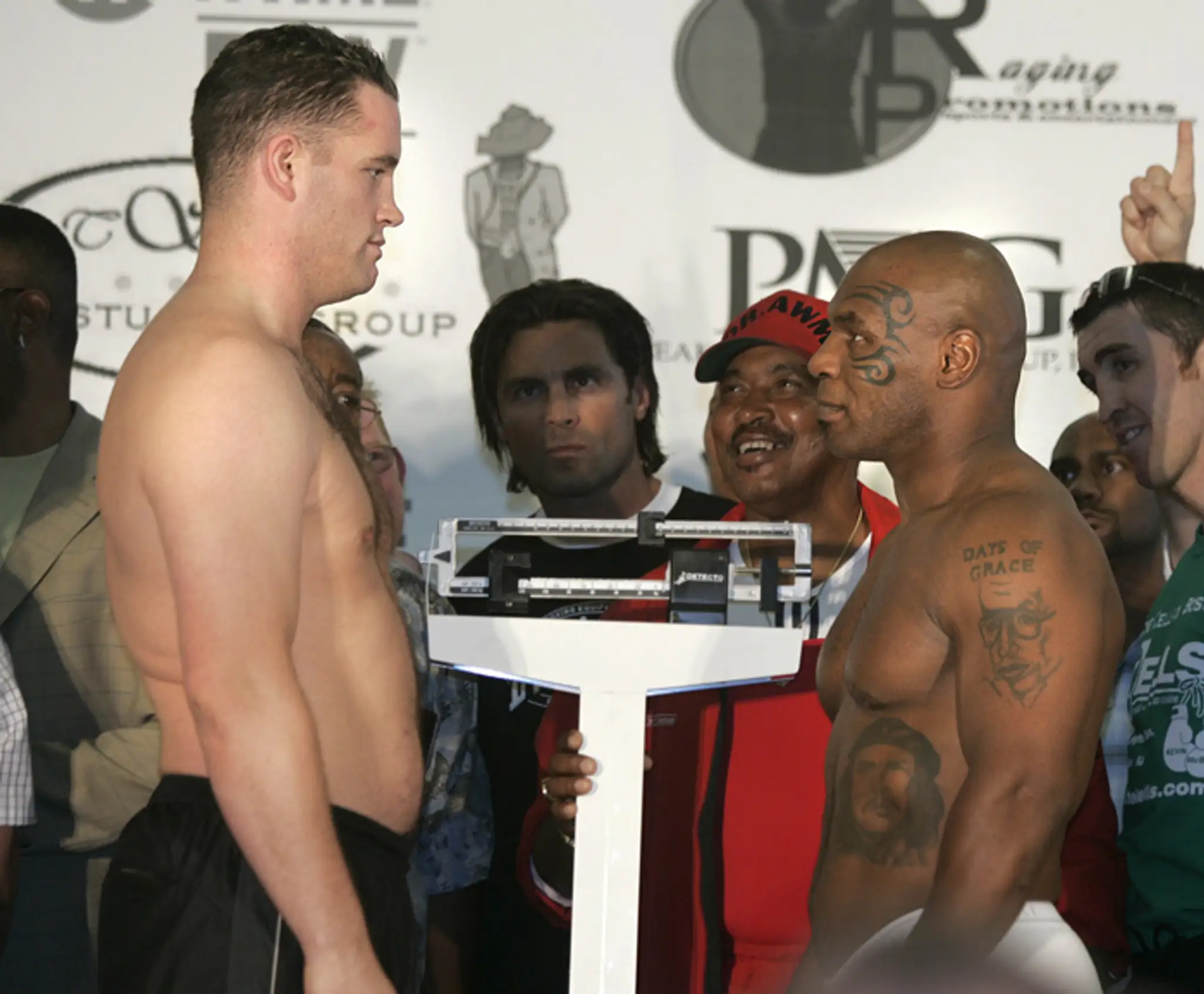 Na snímke z 9. júna 2005 pri vážení írsky boxer Kevin McBride a bývalý šampión v ťažkej hmotnostnej kategórii Mike Tyson.