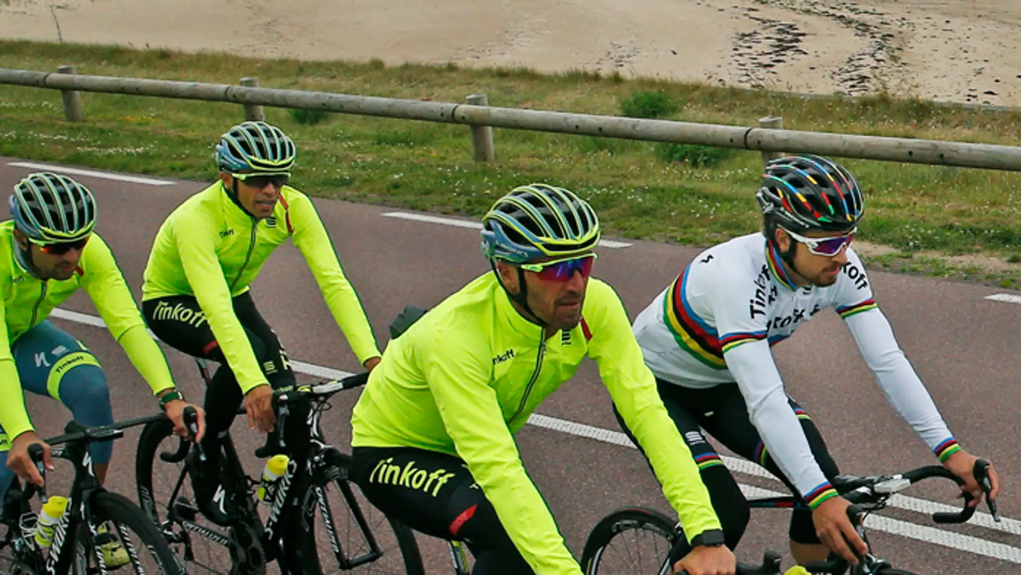 Španiel Alberto Contador (druhý vľavo) a Peter Sagan (vpravo) s kolegami z tímu Tinkoff pred TdF.