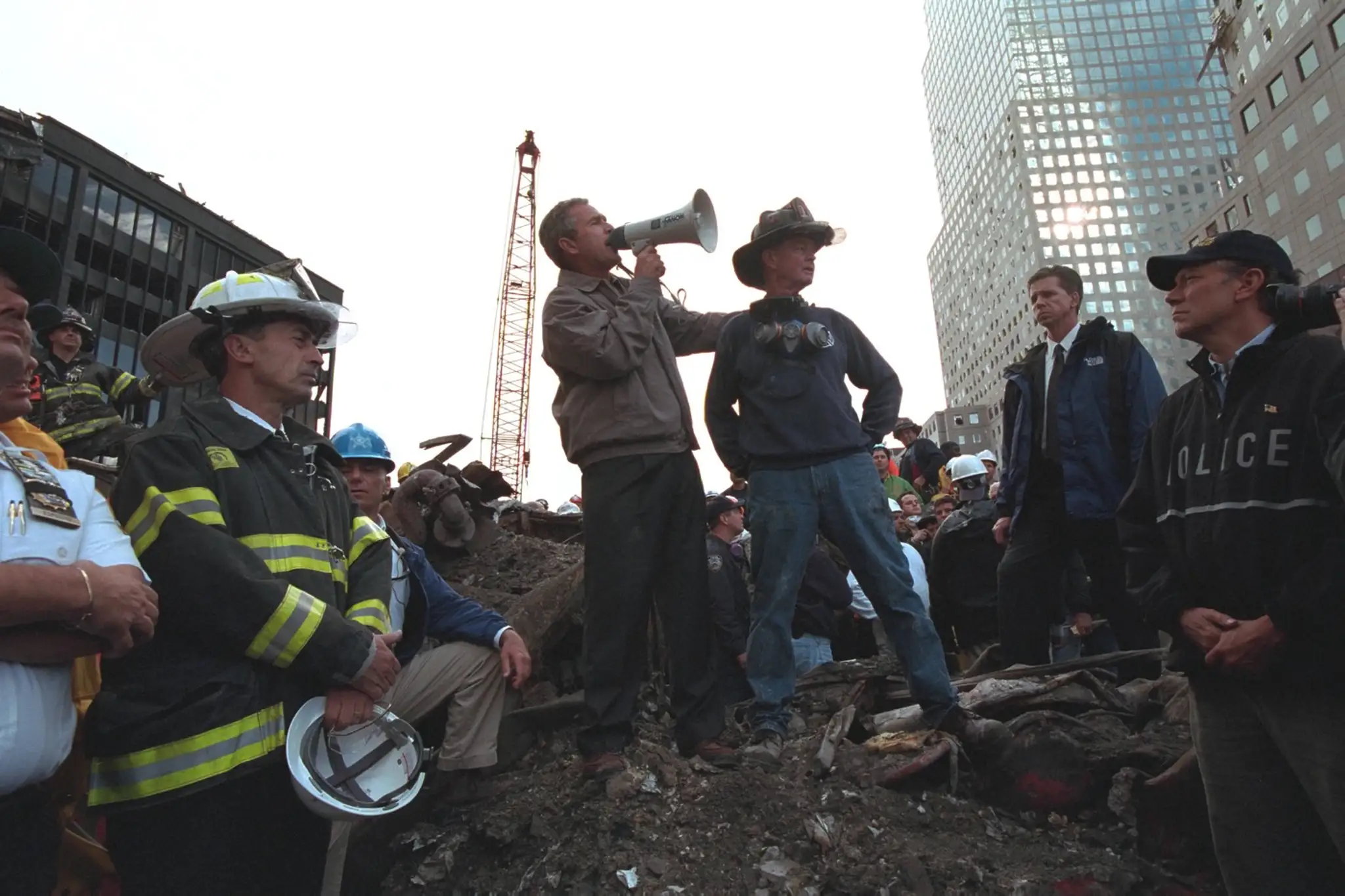 George W. Bush na Ground Zero tri dni po útokoch. Záchranárom odkázal, že tí, ktorí zničili budovy, „čoskoro budú počuť nás všetkých“.