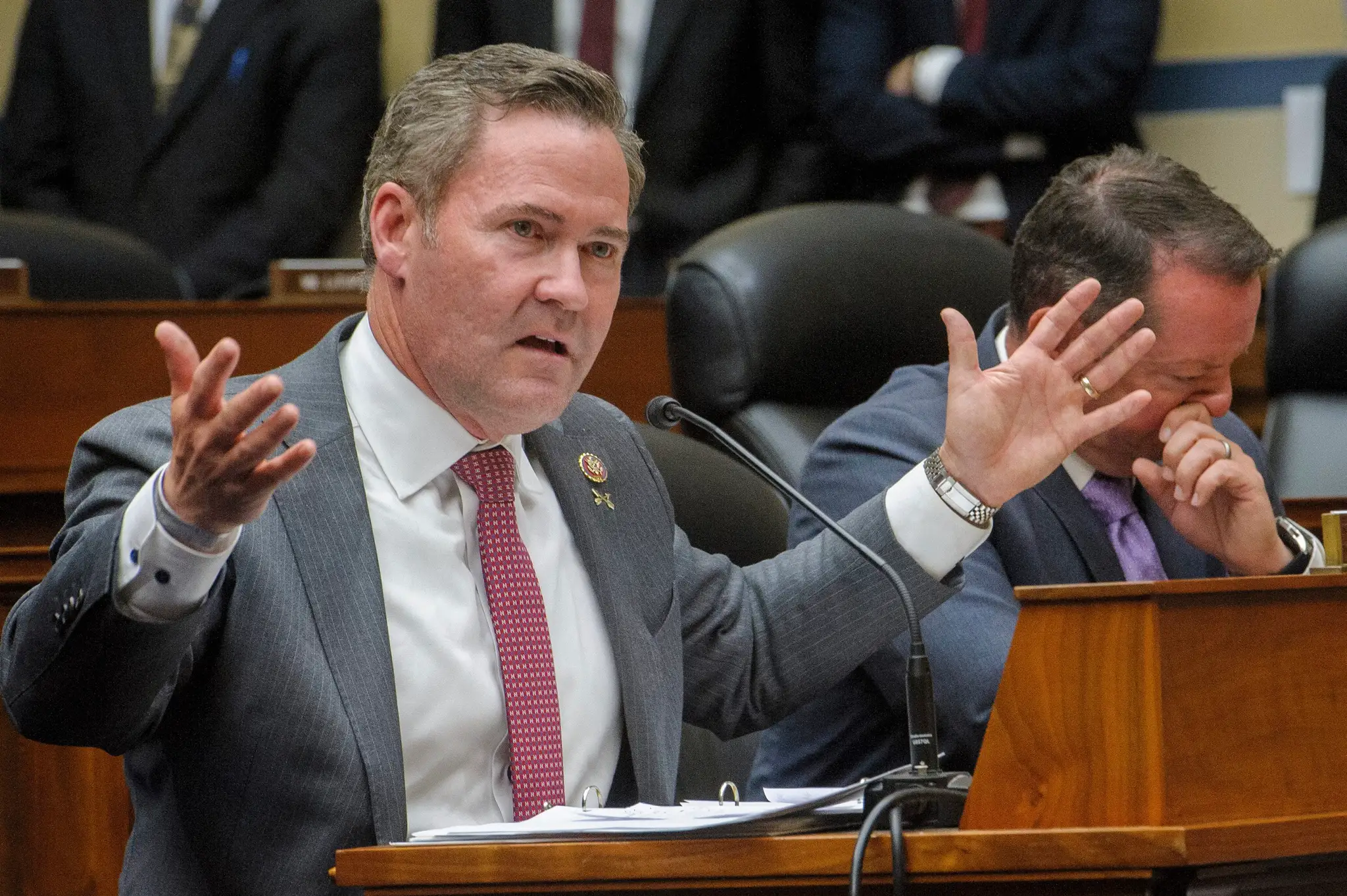 Na snímke republikánsky kongresman Mike Waltz.