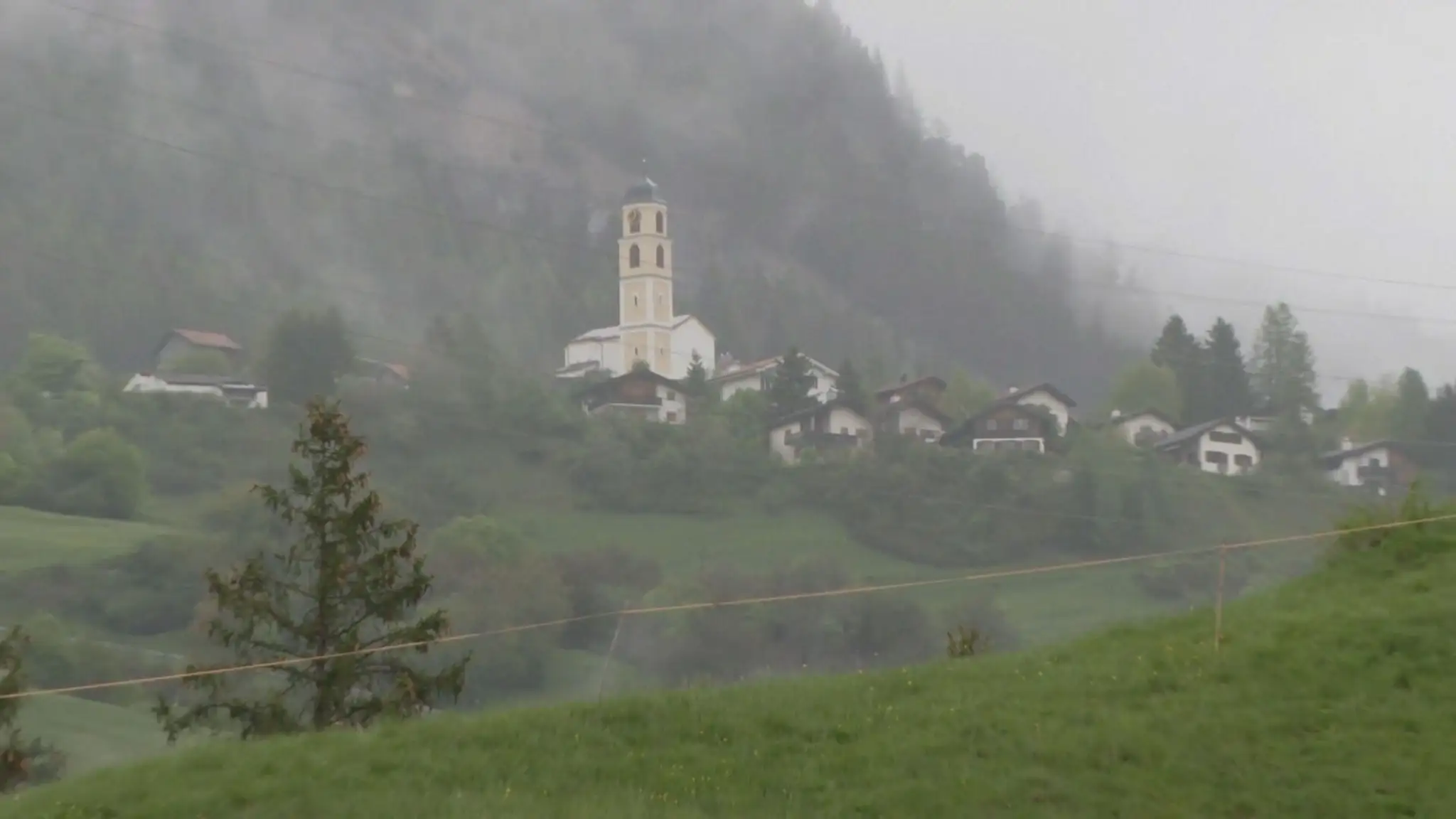 Švajčiarsku dedinu zasype lavína.