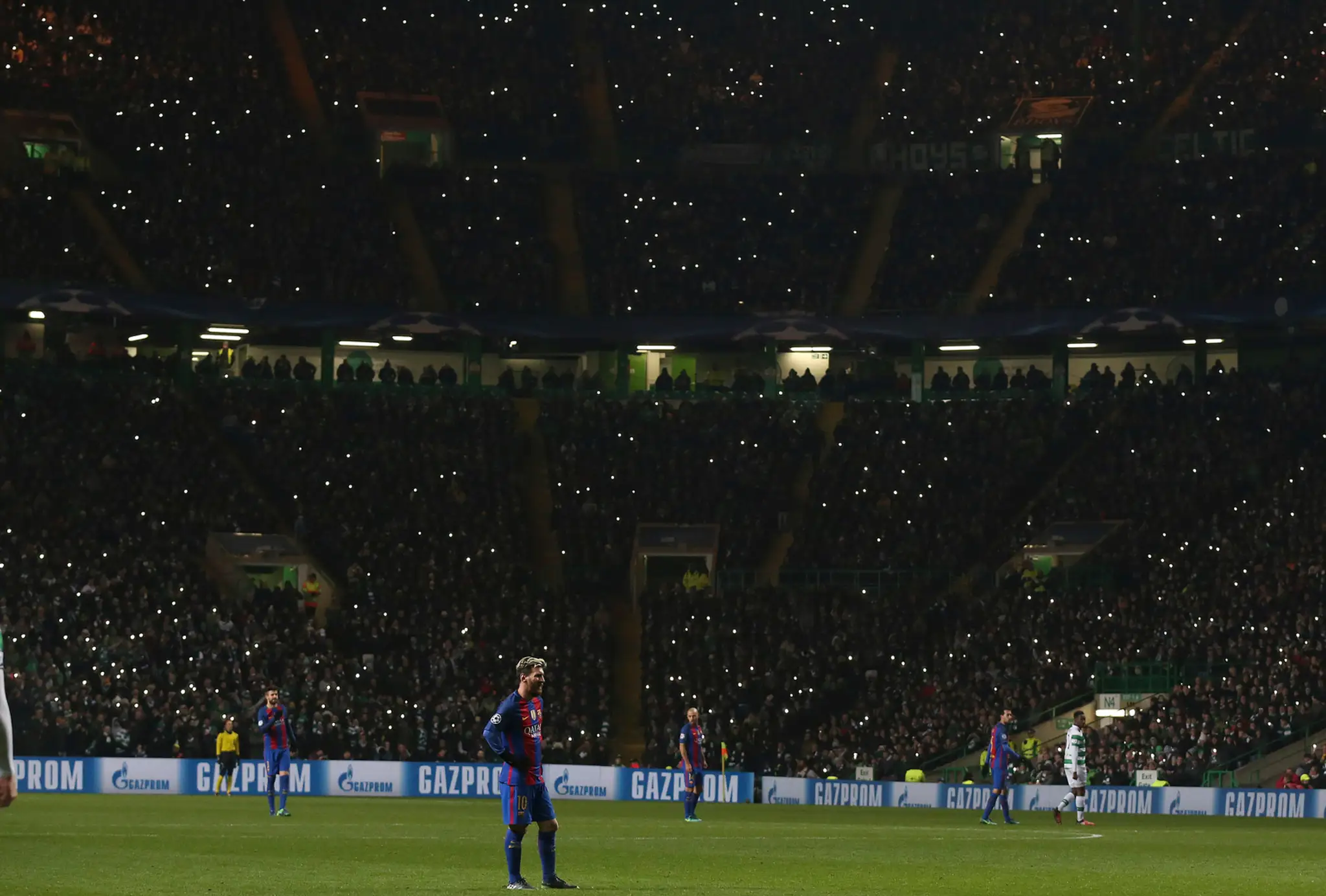 Ikona Barcelony Lionel Messi v popredí pred fanúšikmi v Glasgowe v dueli LM proti tamojšiemu Celticu.