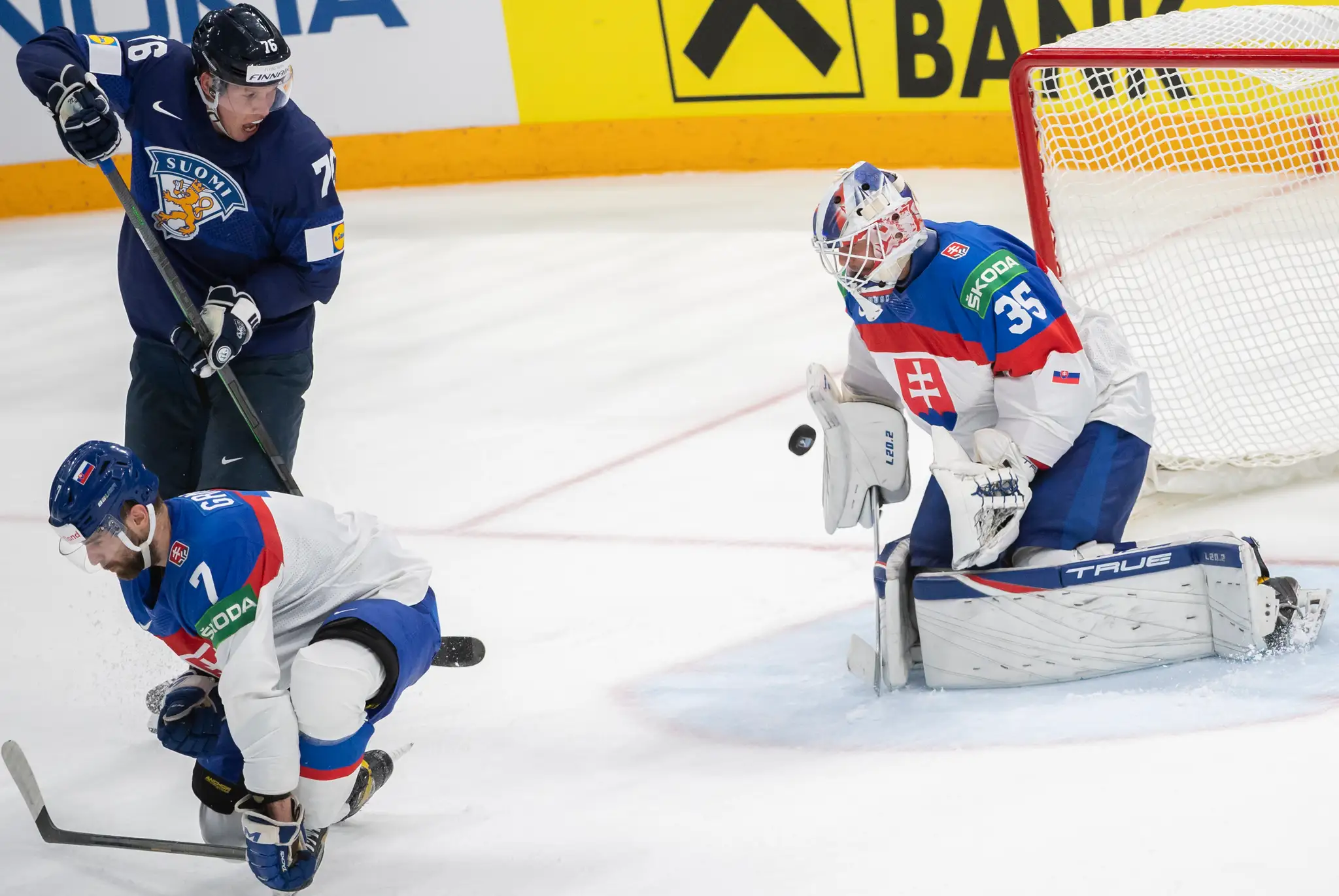 Na snímke vpravo slovenský brankár Adam Húska, vľavo obranca Mário Grman a uprostred fínsky hokejista Jere Sallinen vo štvrťfinále MS 2022.