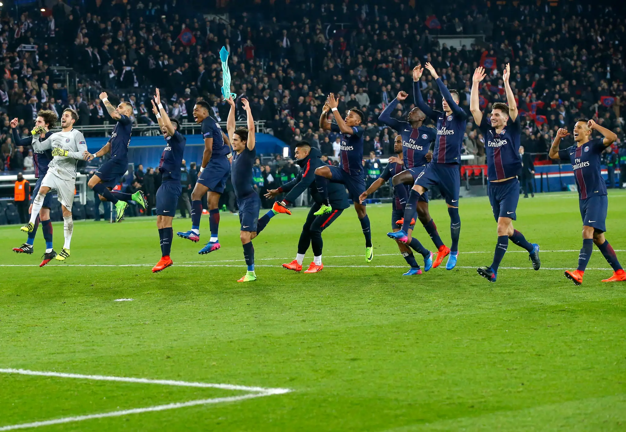 Nadšení hráči PSG po jasnom triumfe 4:0 nad Barcelonou v osemfinále LM.