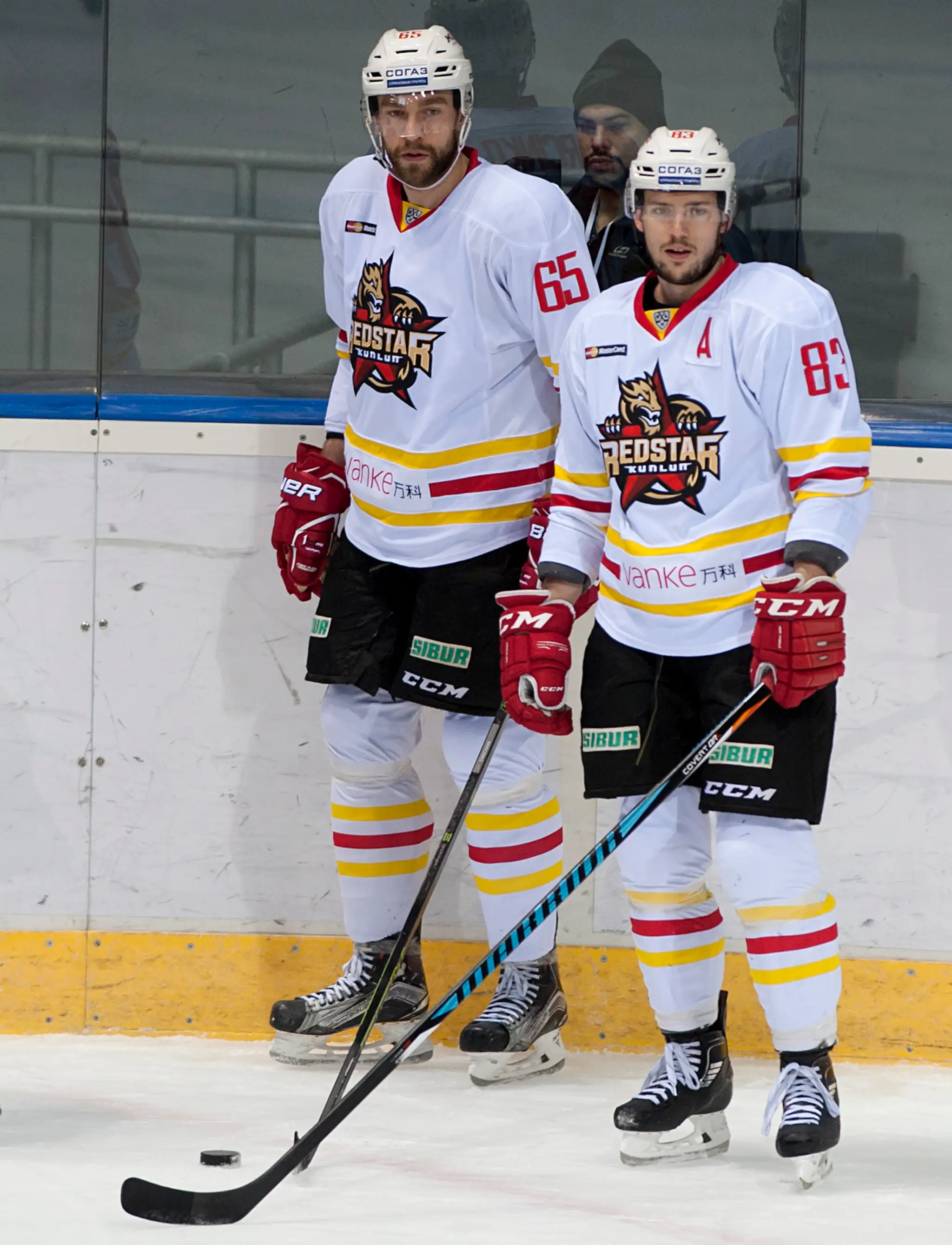 Slovenskí reprezentanti Tomáš Marcinko (vľavo) a Martin Bakoš v drese Kchun-lun pred duelom KHL proti Slovanu.