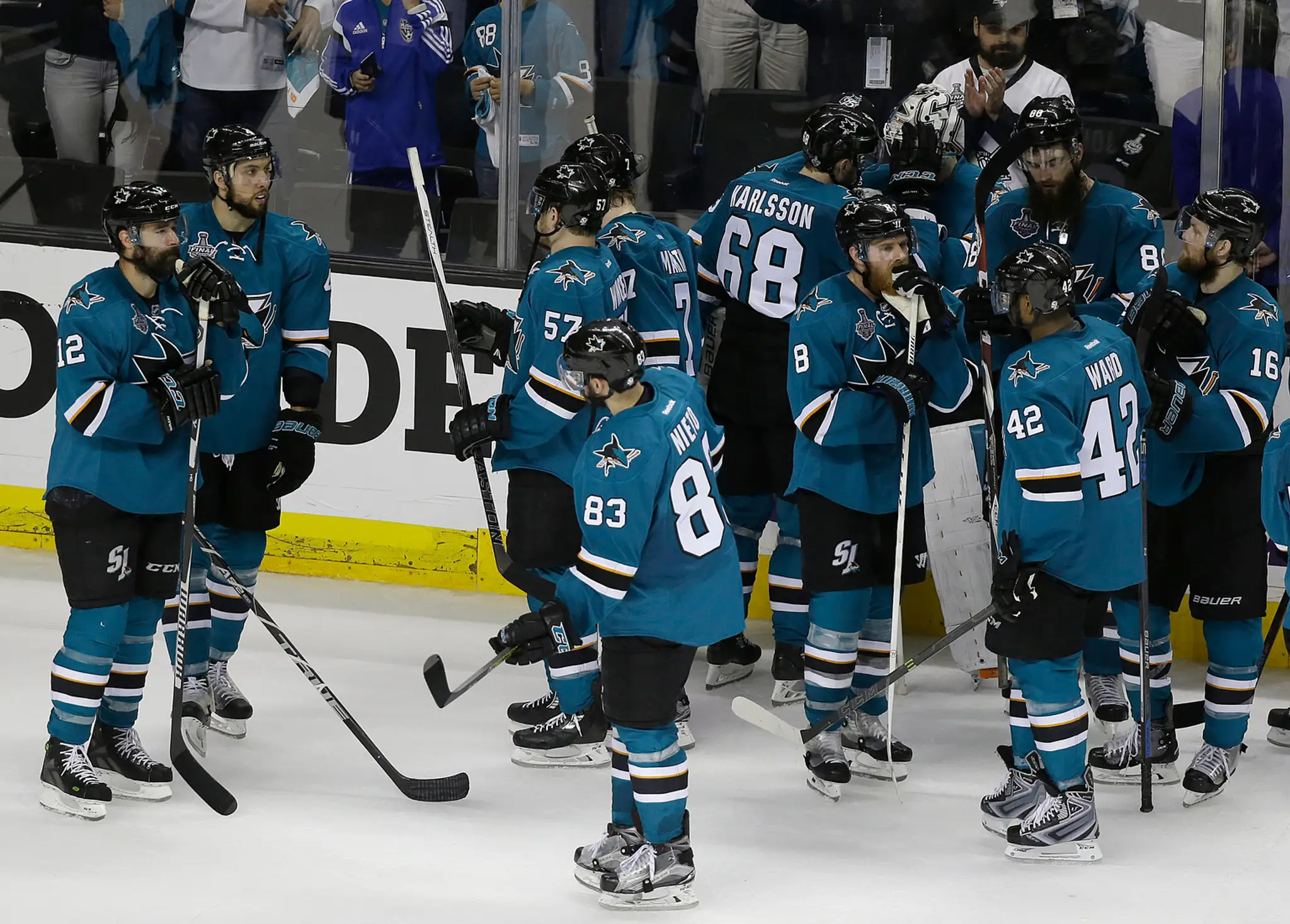 Sklamaní hráči Sharks odchádzajú z ľadu po prehre v šiestom zápase finále play off NHL.