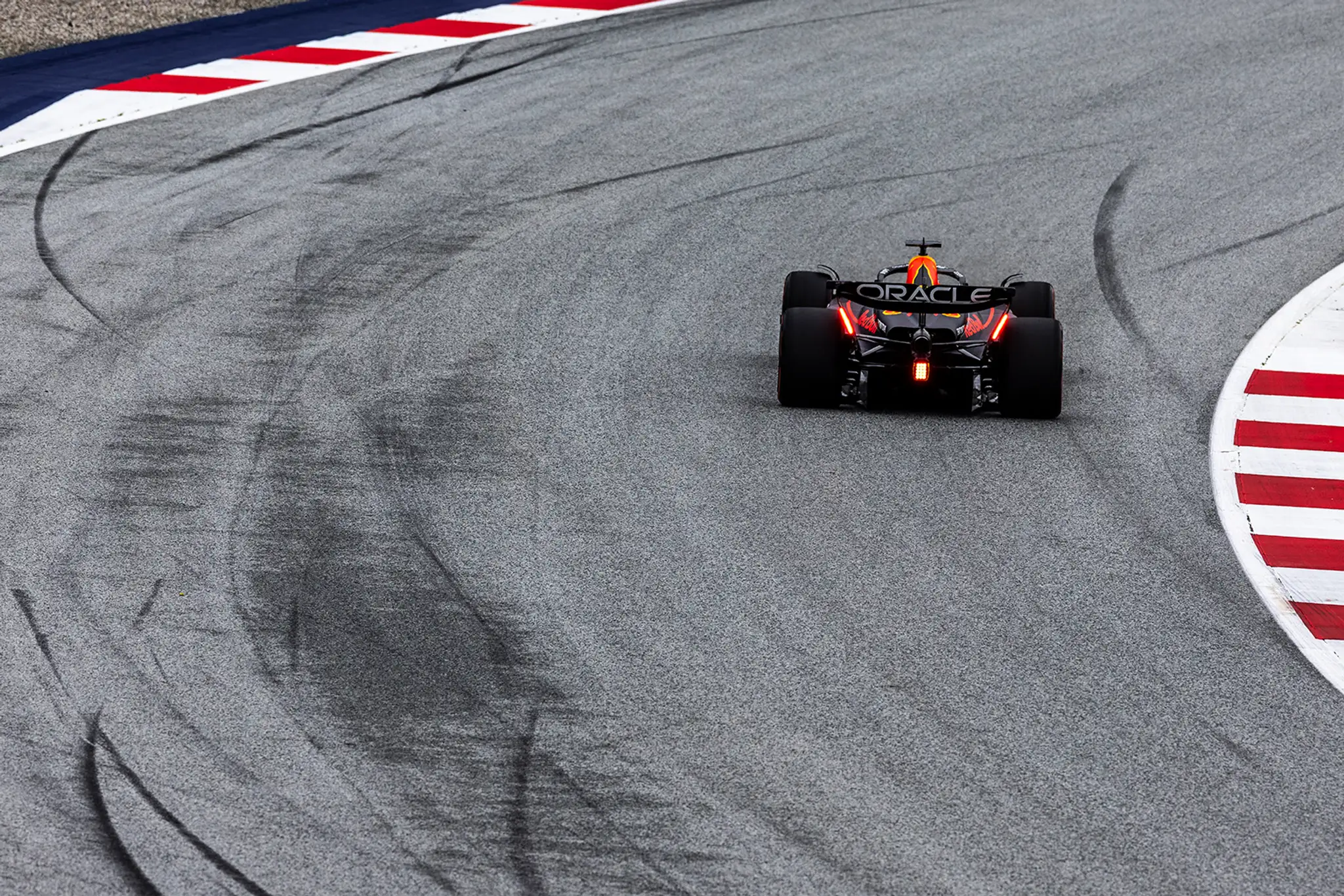 Max Verstappen na trati počas sobotného šprintu.