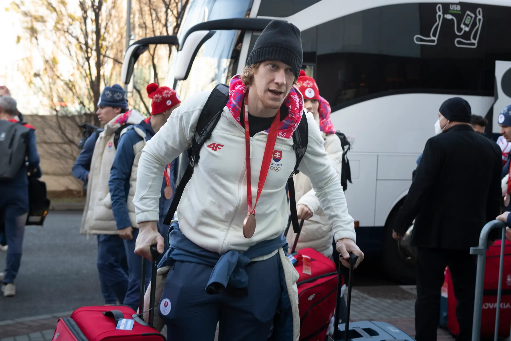 Michal Čajkovský po príchode do Bratislavy zo ZOH 2022.