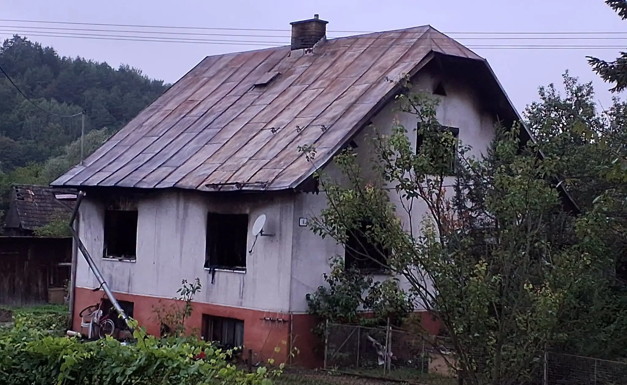 Dom po požiari.