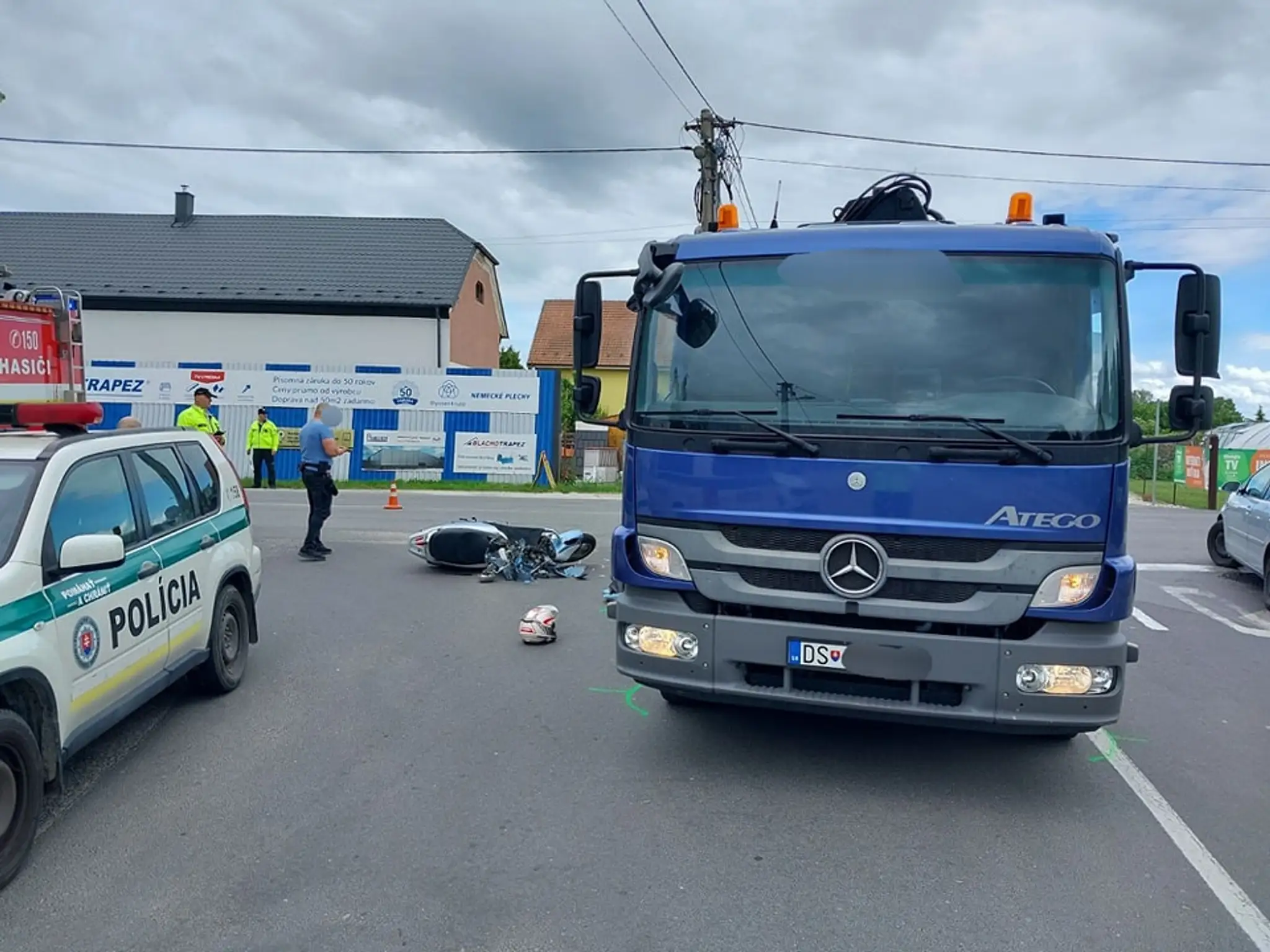 Motorkár neprežil zrážku s kamiónom