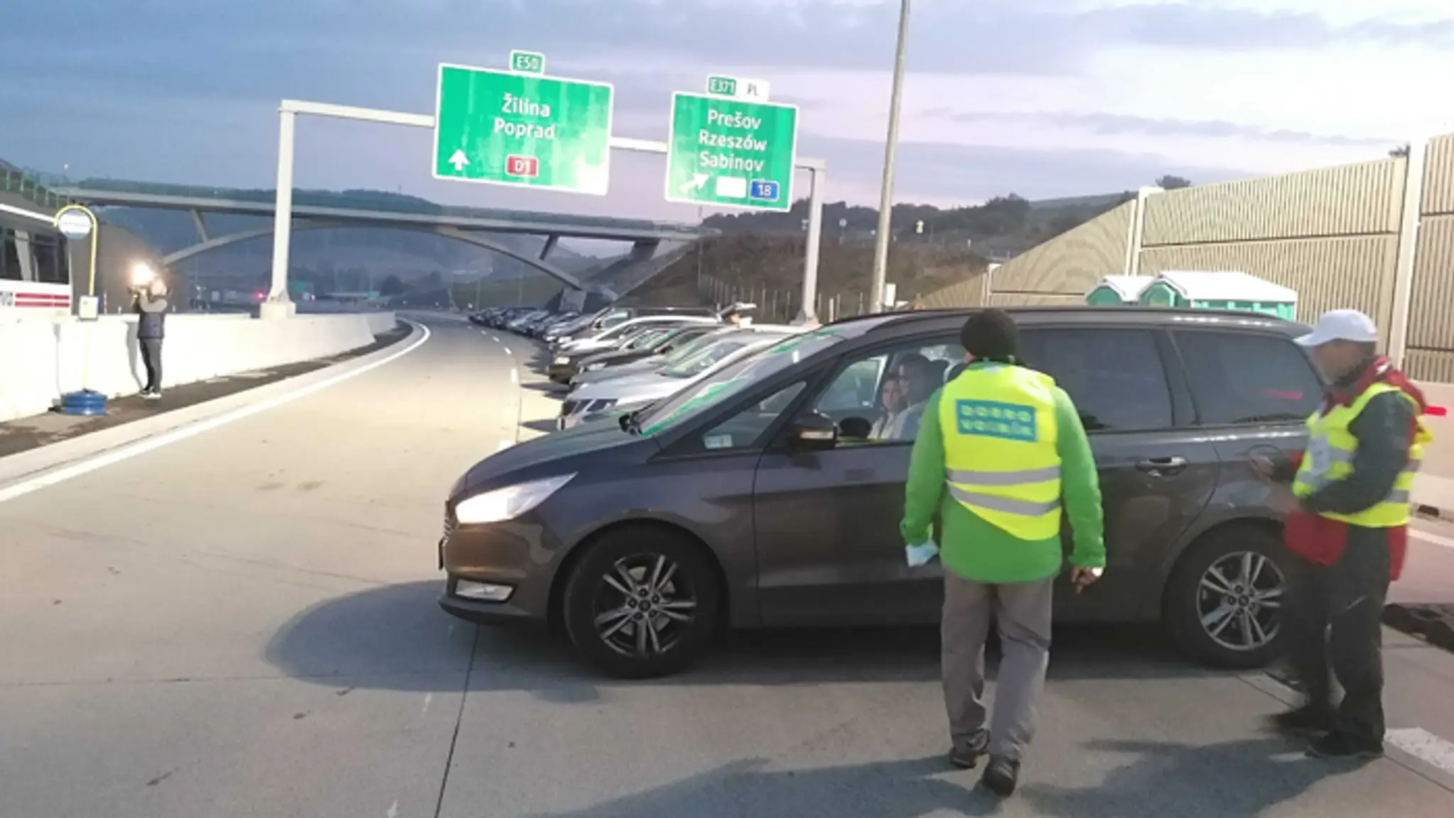 Parkovanie na ešte nedokončenej diaľnici.