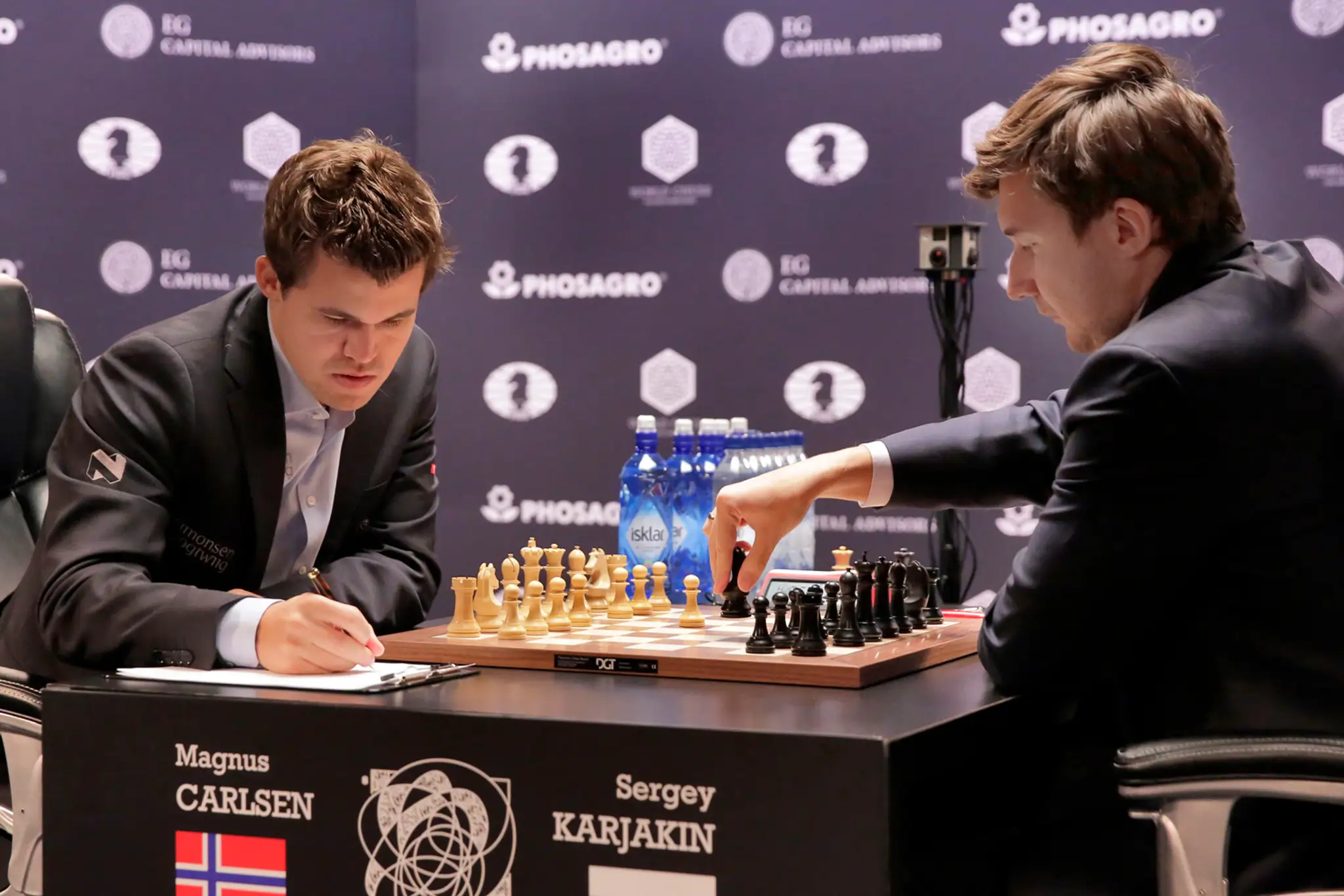 Ruský vyzývateľ Sergej Karjakin počas 12. partie zápasu o titul majstra sveta v šachu.