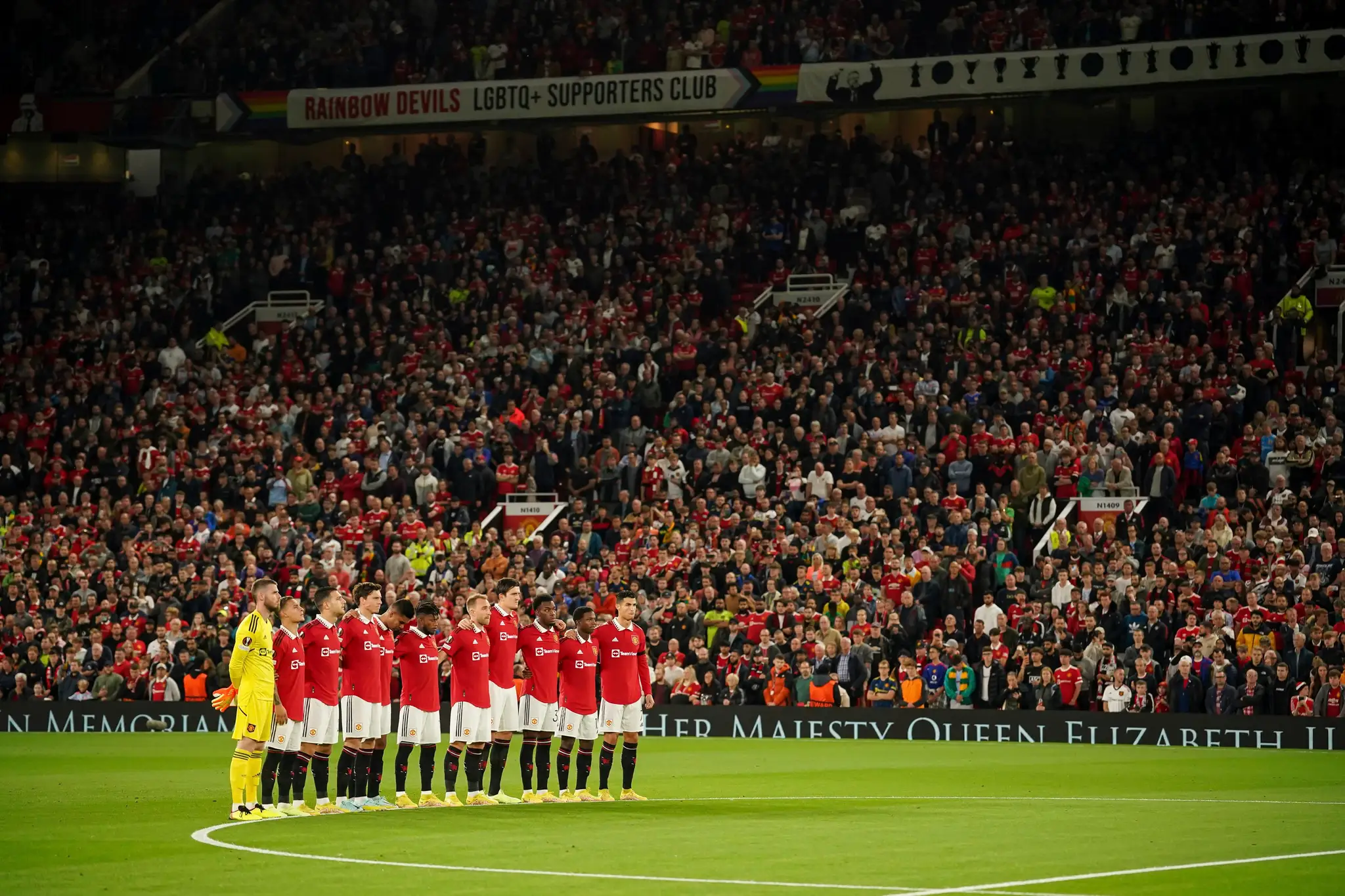 Kráľovnú si pred zápasom uctili aj hráči Manchester United