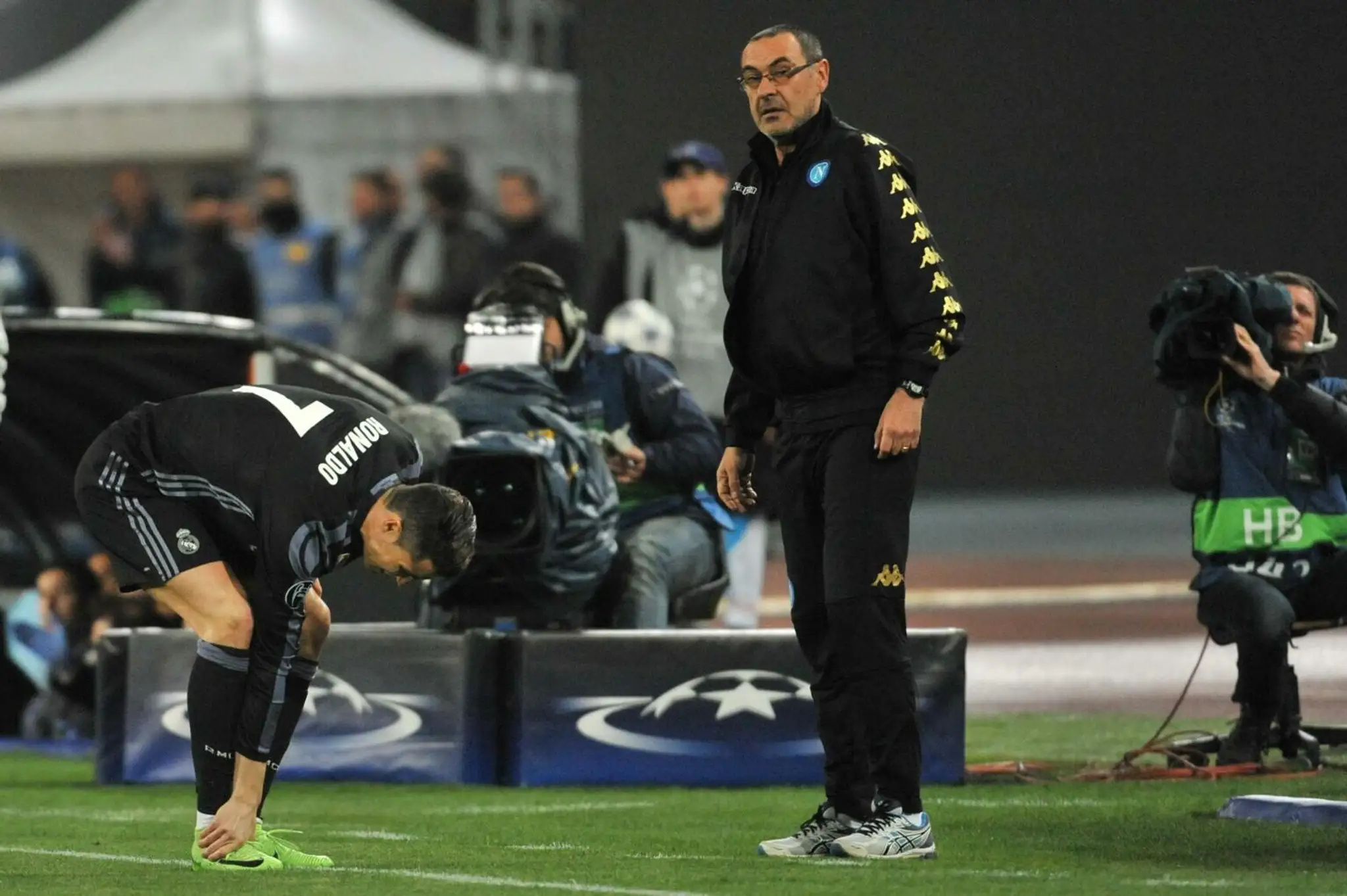 Kouč Neapola Maurizio Sarri (vpravo) počas odvety osemfinále LM proti Realu Madrid.