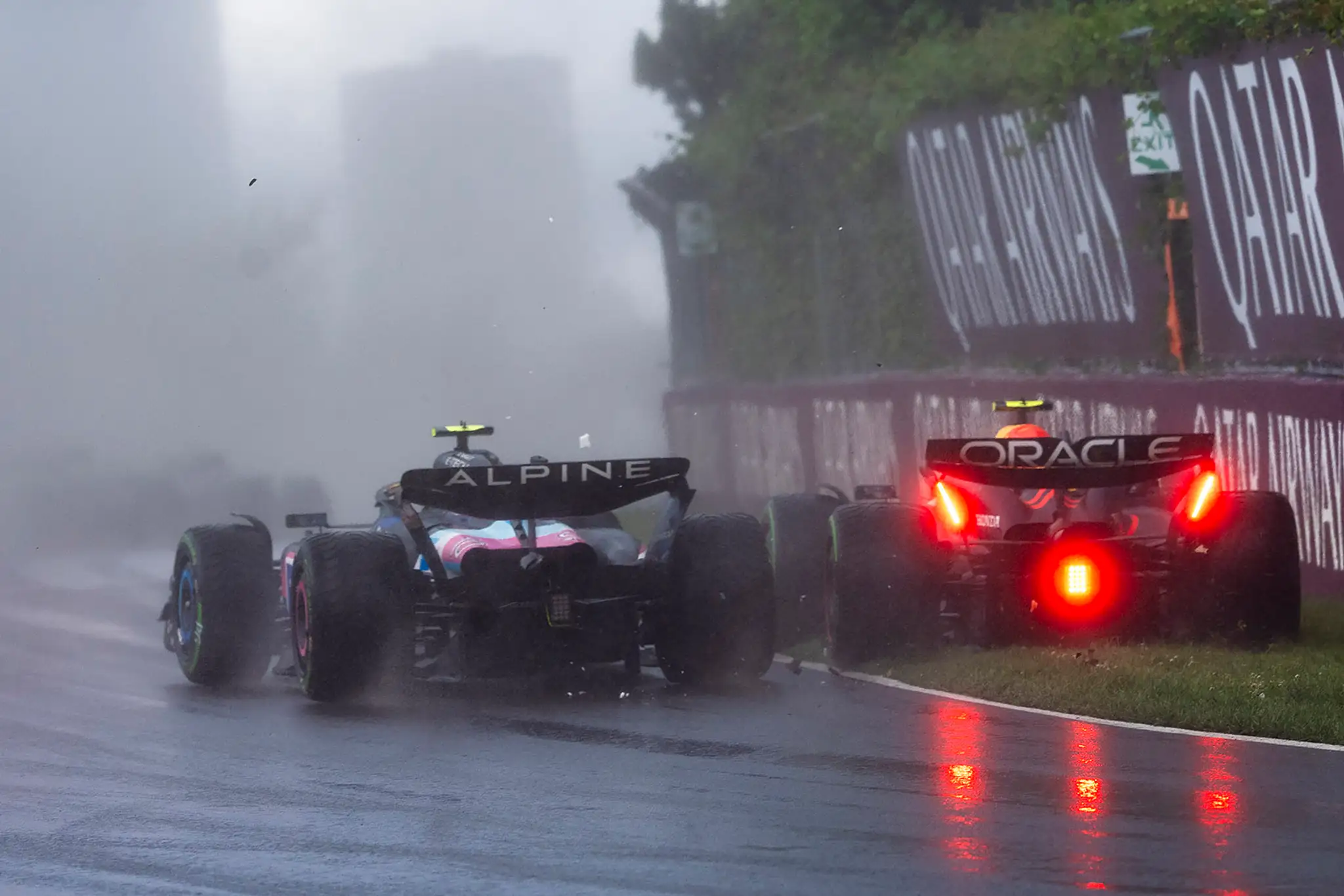 V Kanade nebola núdza ani o súboje Pierre Gasly a Sergio Pérez sa do jedného dostali.
