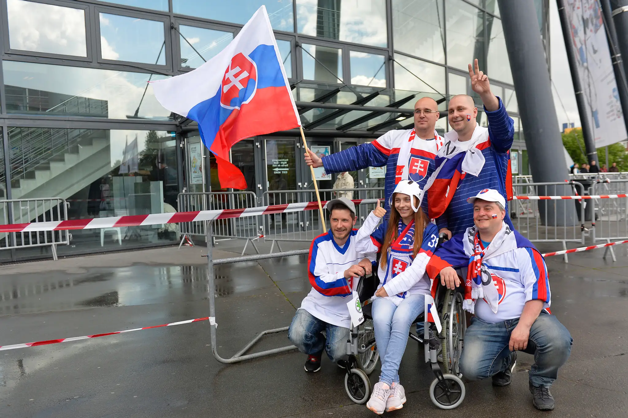 Na snímke slovenskí fanúšikovia pred začiatkom zápasu Slovensko - USA na MS v ľadovom hokeji v Kolíne nad Rýnom.