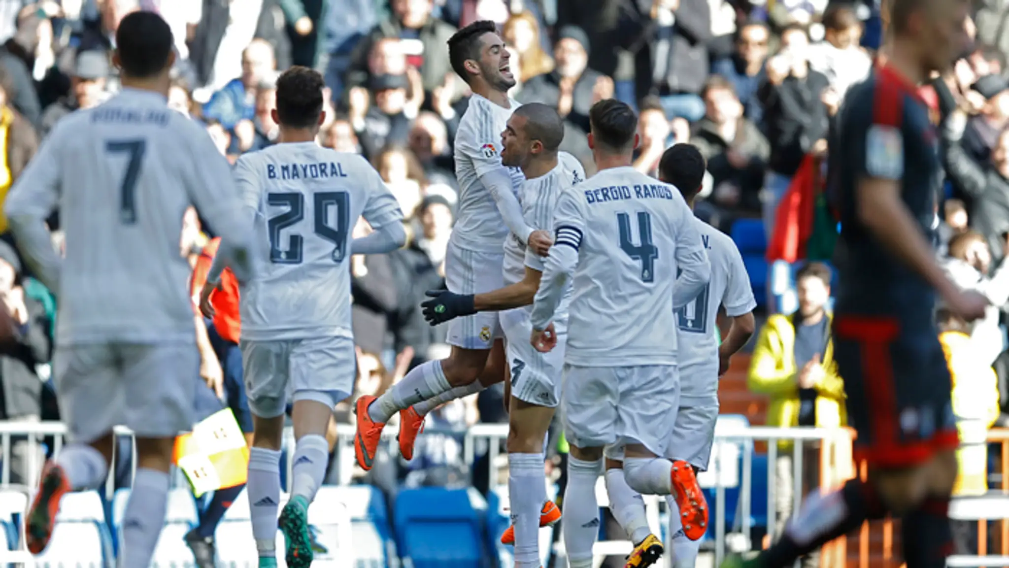 Hráč Realu Madrid Pepe sa teší s tímovým kolegom Francisco Roman “Iscom” po strelení gólu.