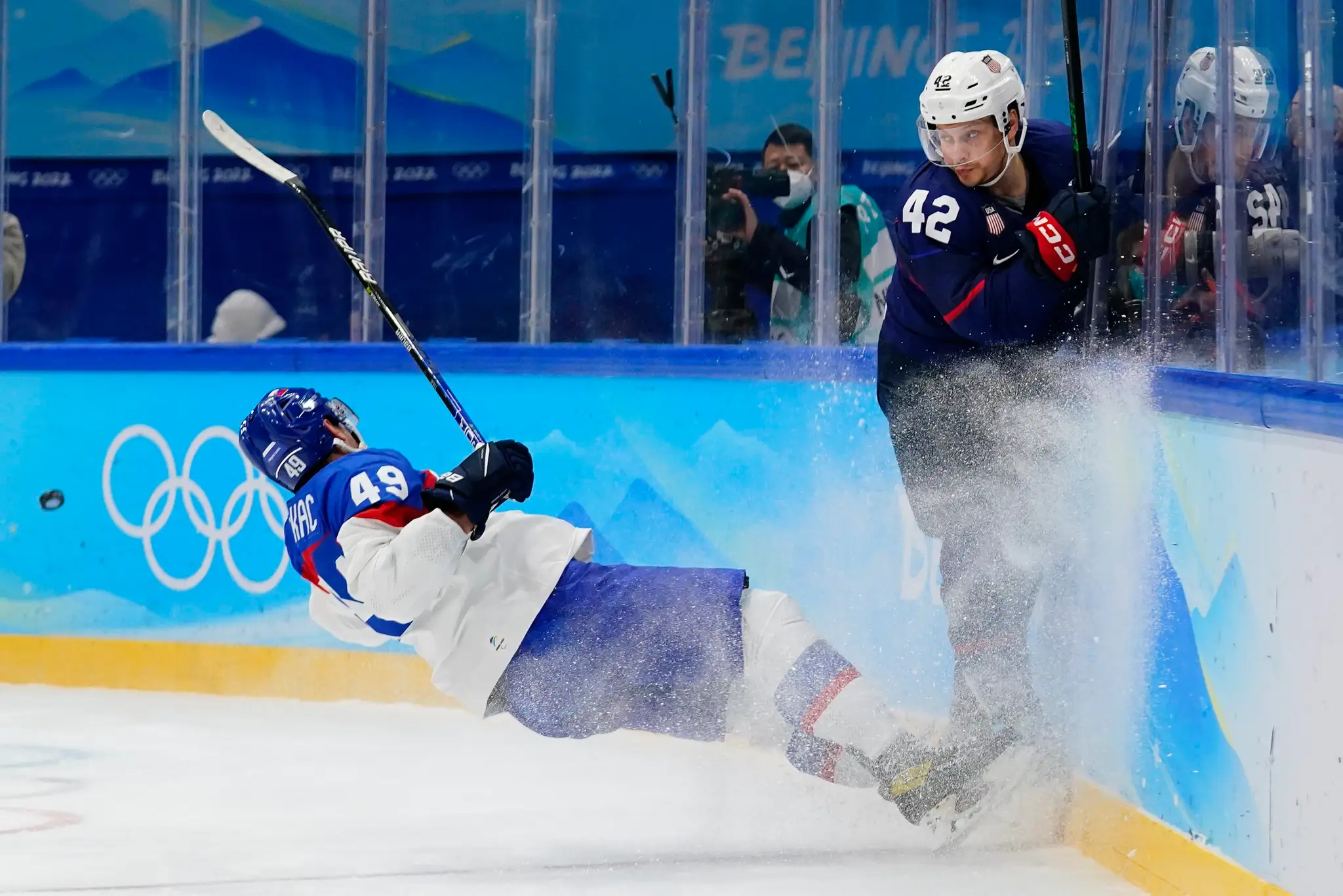 Zľava Samuel Takáč a Američan Aaron Ness v súboji vo štvrťfinále ZOH 2022.