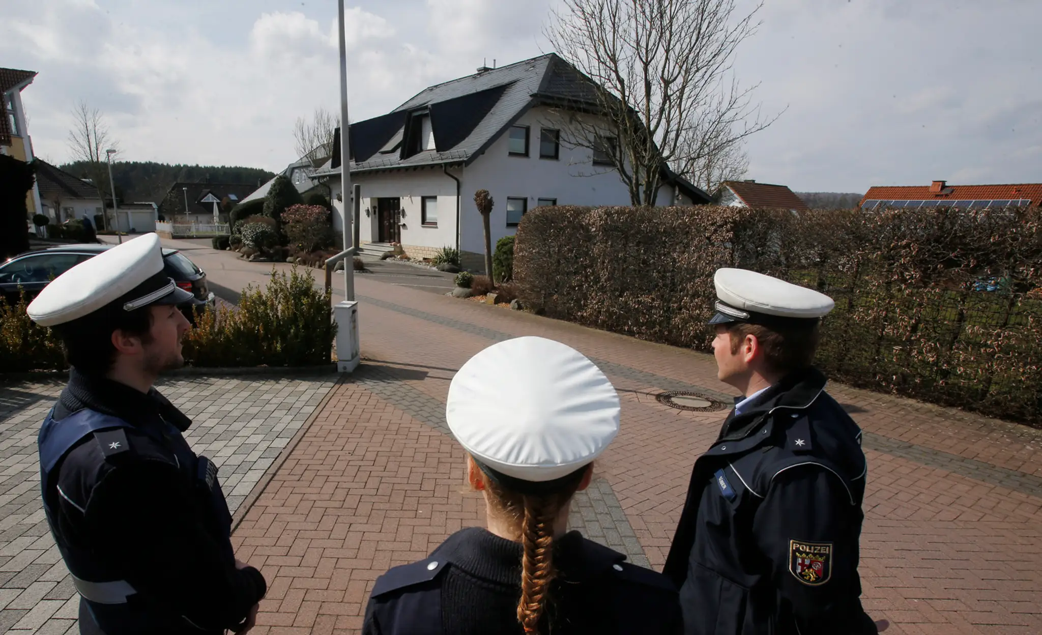 Policajti hliadkujú pred domom, v ktorom žil kopilot Andreas Lubitz.