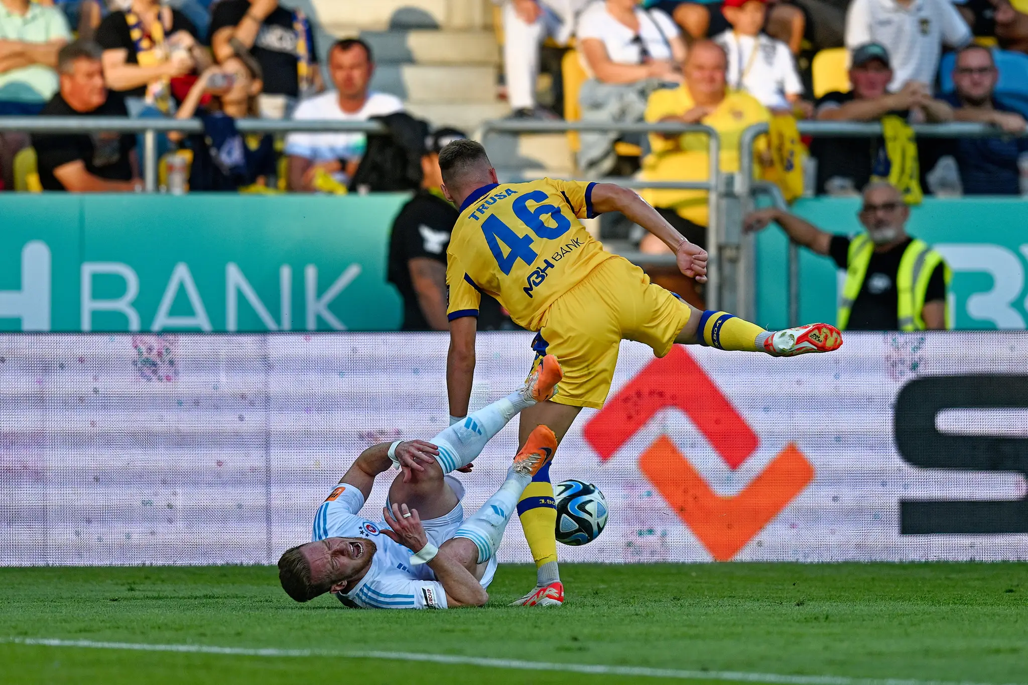 Sprava Matej Trusa (DAC) a Lucas Lovat (Slovan) v zápase 7. kola Niké ligy.