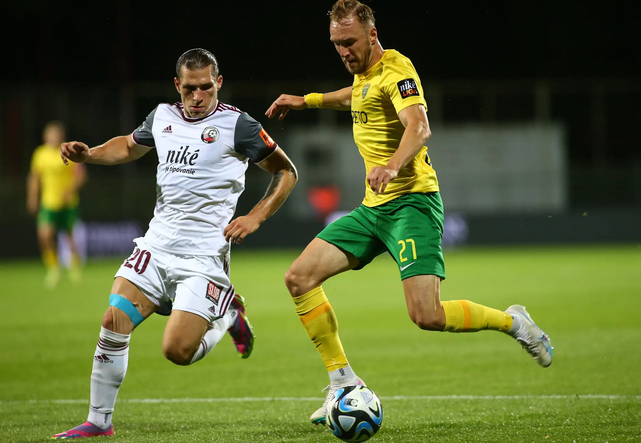 Sprava Dominik Javorček (Žilina) a Peter Kováčik (Podbrezová) v súboji o loptu v zápase 2. kola Niké ligy.