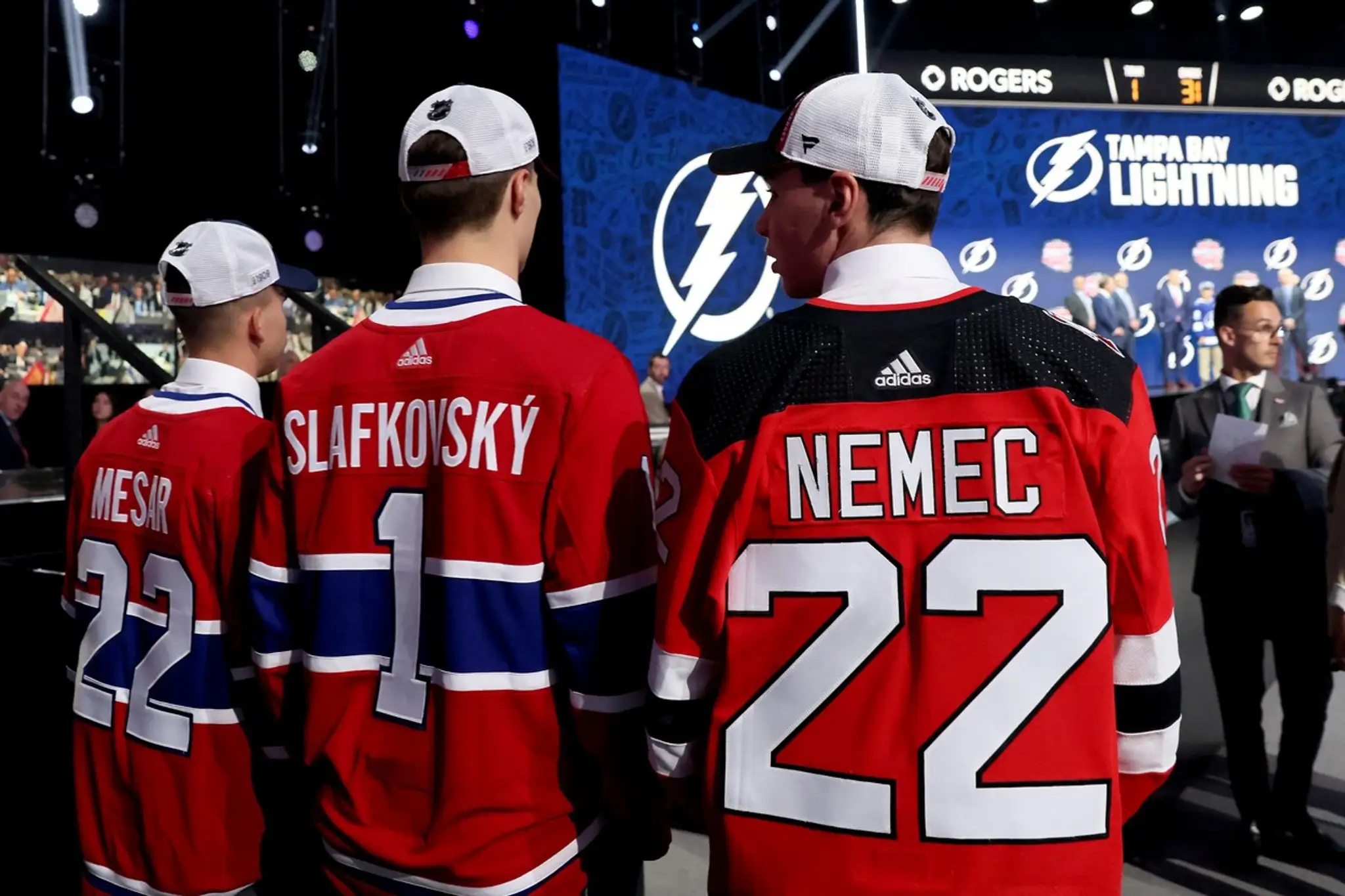 Filip Mešár, Juraj Slafkovský a Šimon Nemec počas draftu do NHL.