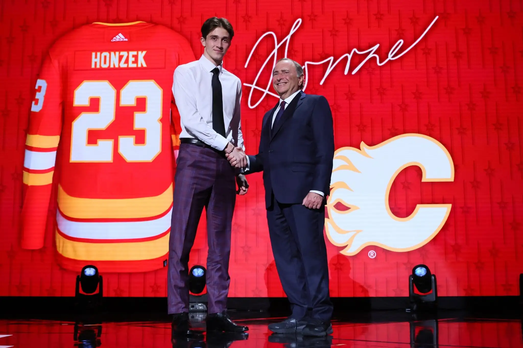 Zľava Samuel Honzek a šéf NHL Gary Bettman na NHL drafte 2023.