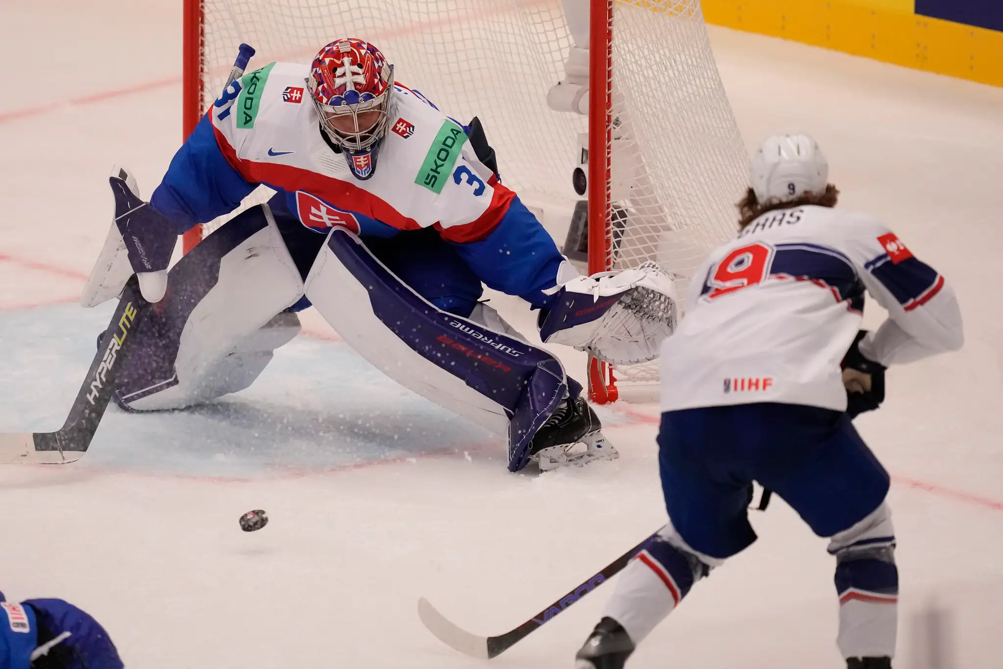 Američan Trevor Zegras sa snaží prekonať Samuela Hlavaja na MS 2024.