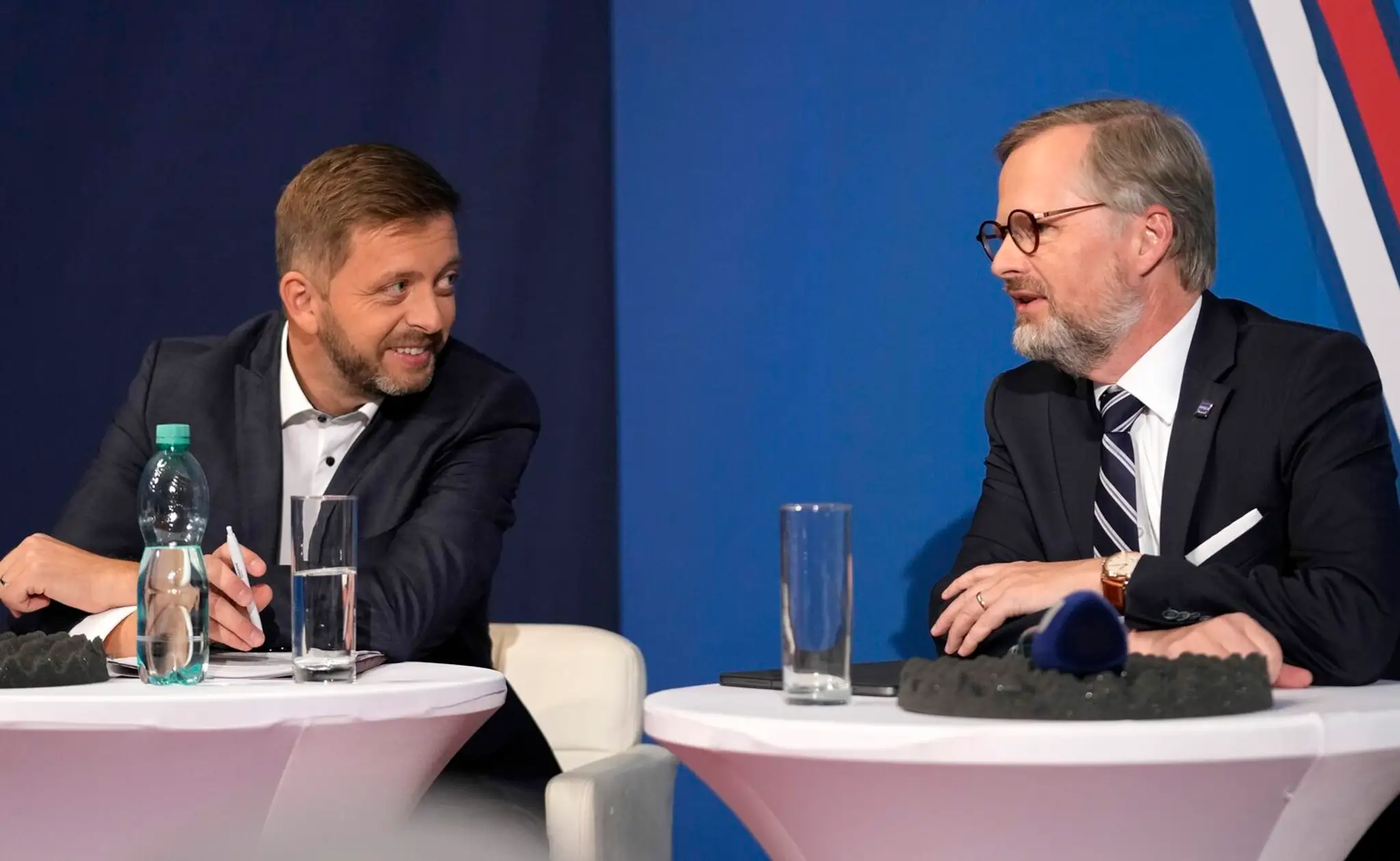 Vít Rakušan a Petr Fiala v poslednej predvolebnej debate.