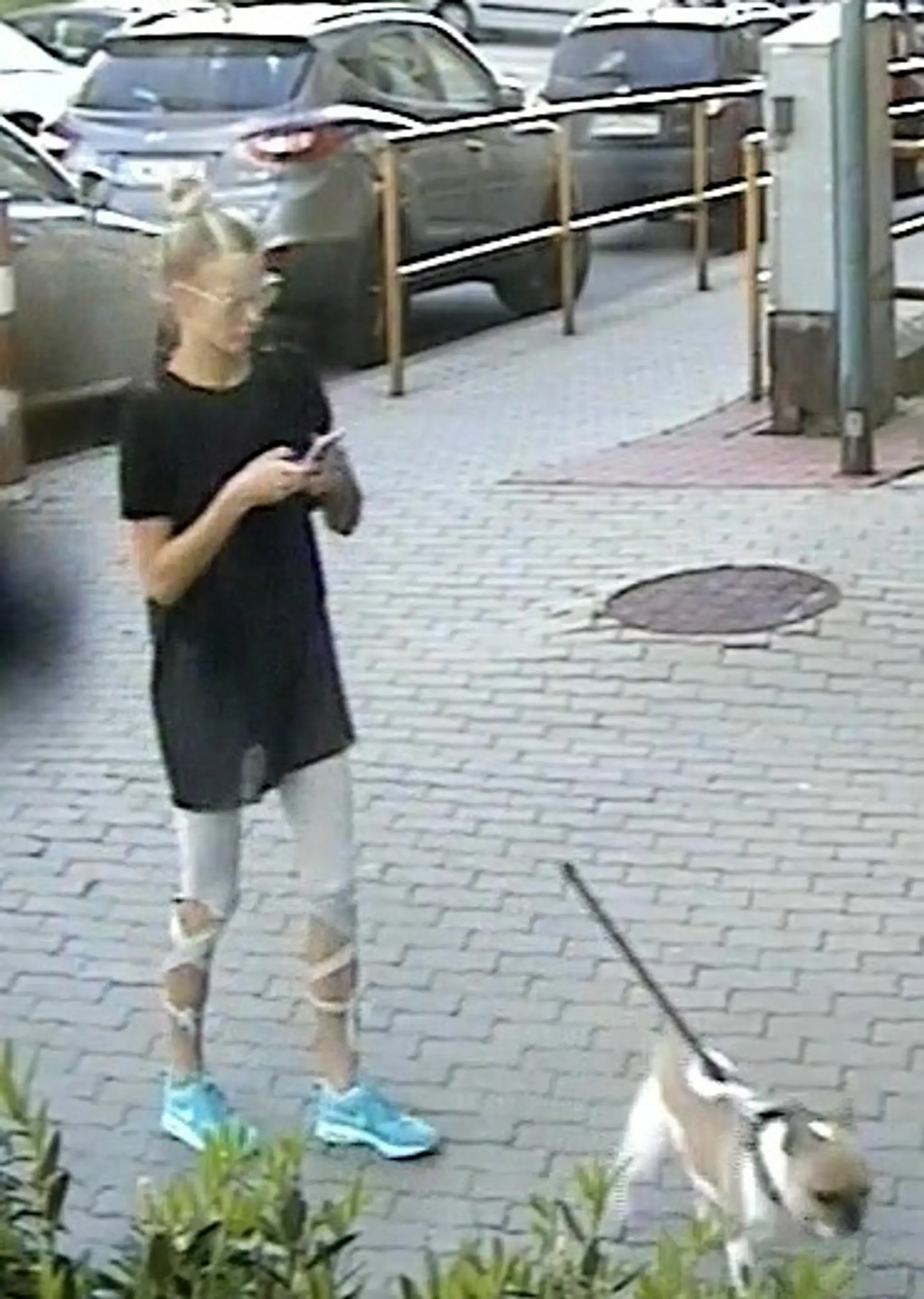 Žena zachytená na zázname bezpečnostnej kamery je štíhlej postavy, má svetlé vlasy.