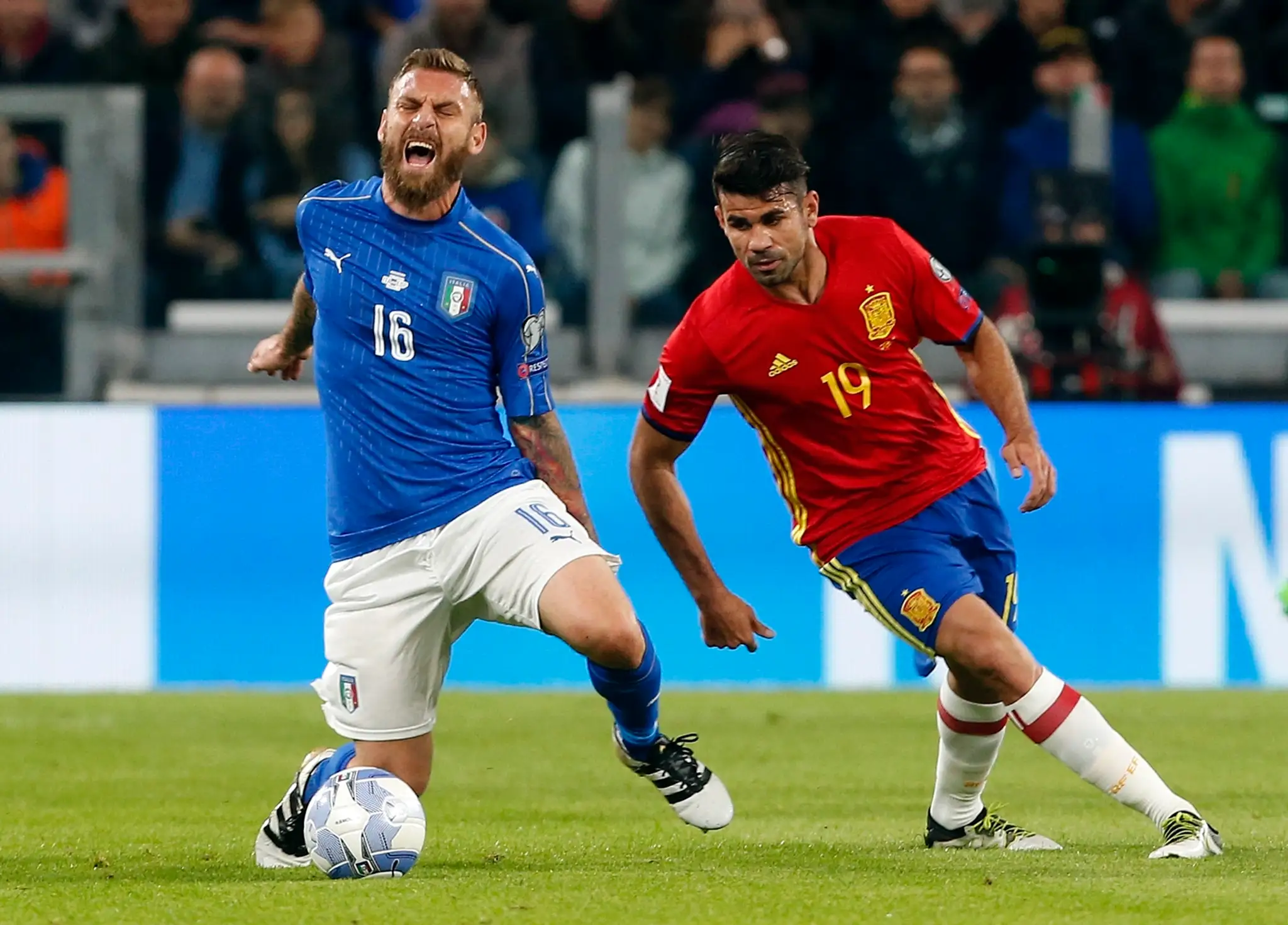 Talian Daniele De Rossi (vľavo) proti Španielovi Diegovi Costovi v kvalifikácii MS 2018.