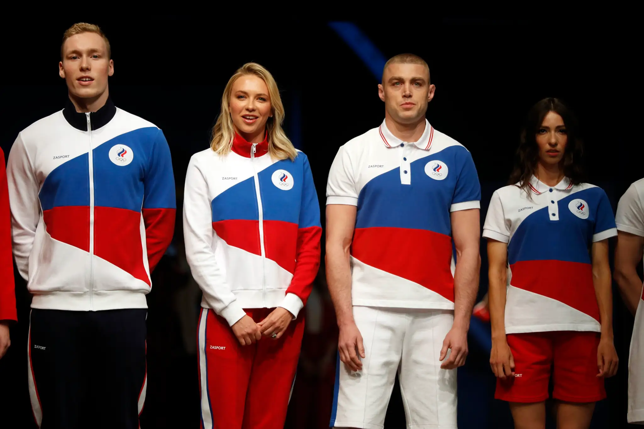 Športovci predvádzajú olympijské oblečenie pre ruských olympionikov v Moskve.