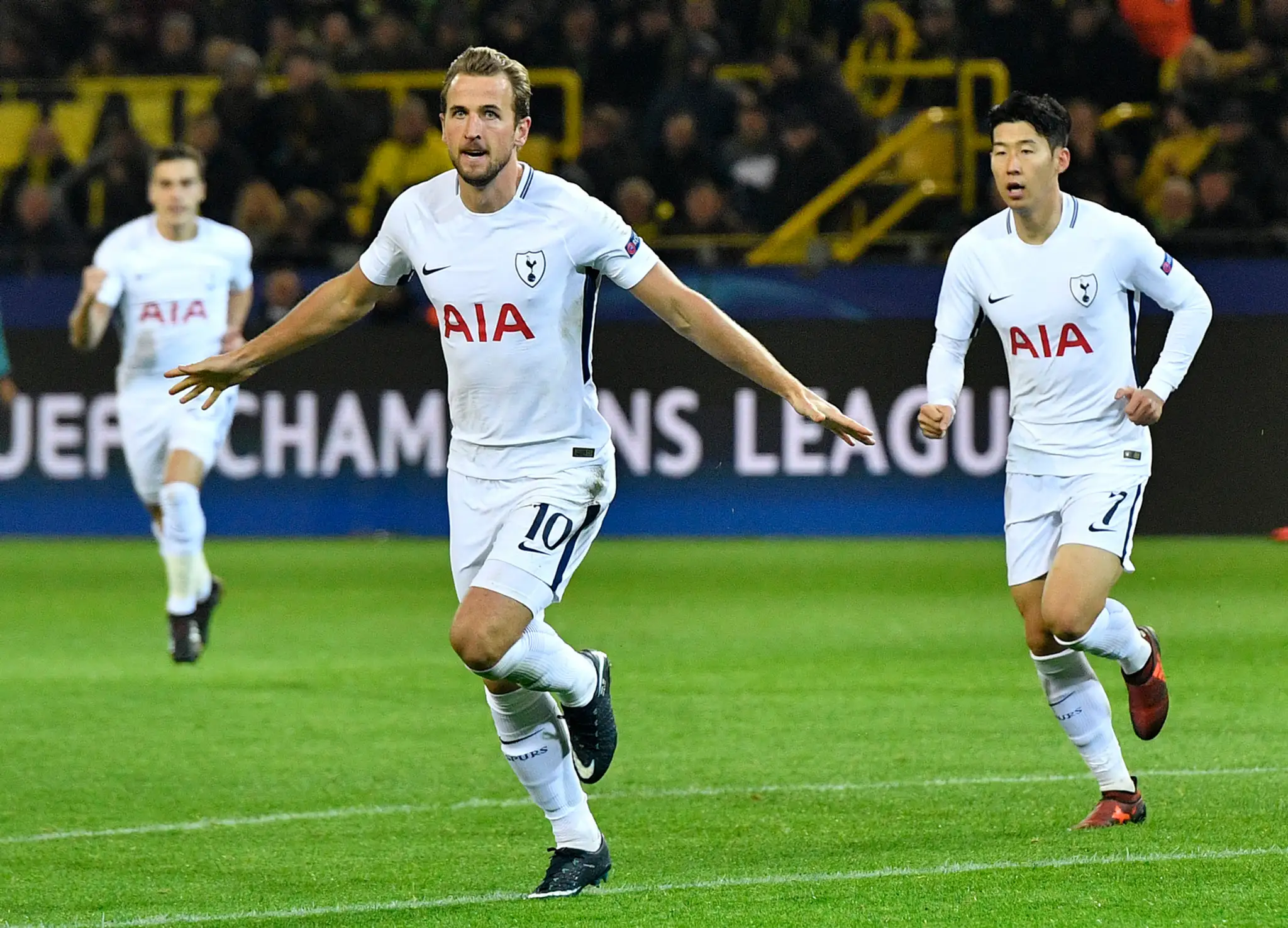 Bombardér Harry Kane z Tottenhamu jasá po góle v Dortmunde v zápase LM.