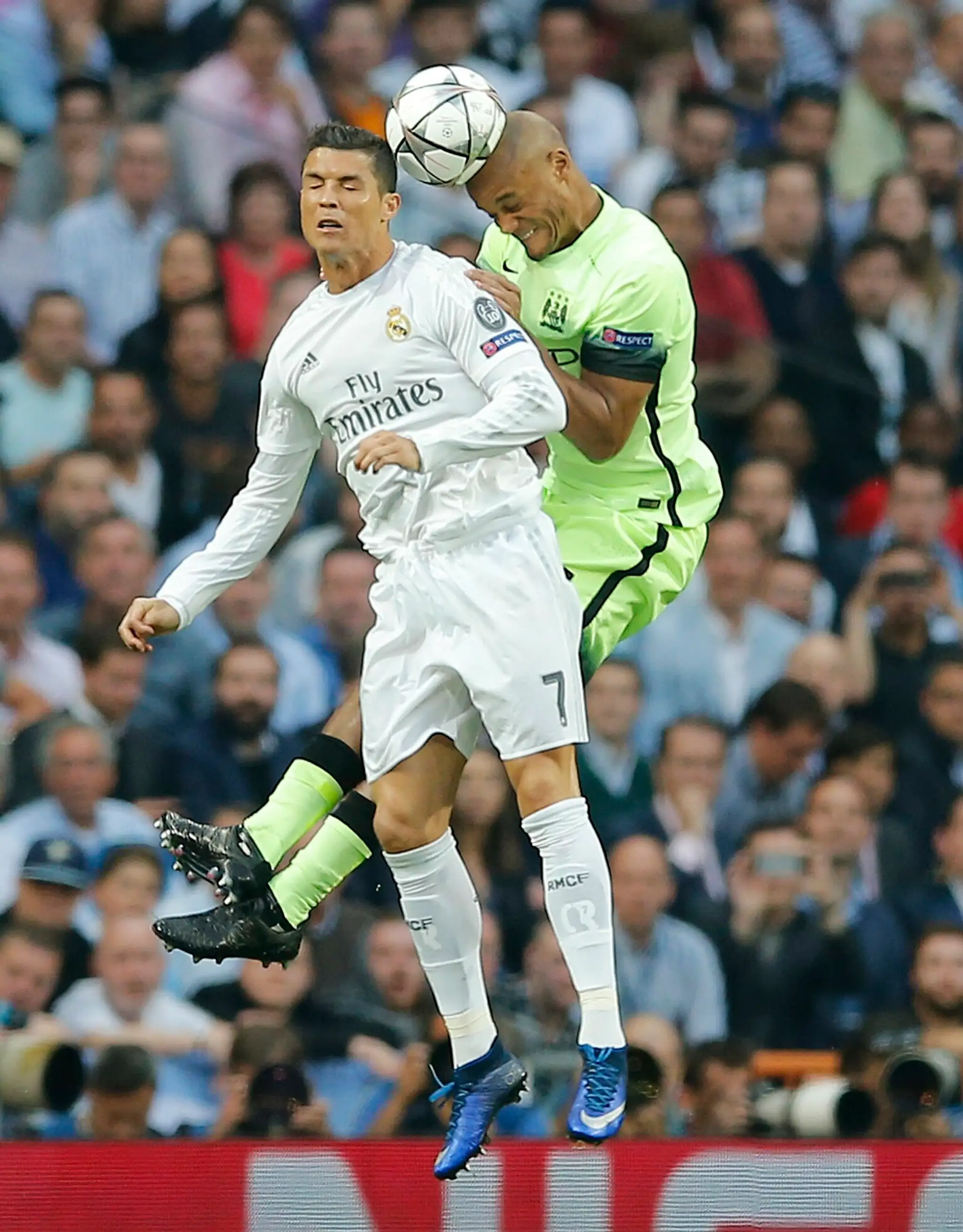 Cristiano Ronaldo (vľavo) a Vincent Kompany v hlavičkovom súboji počas odvetného duelu semifinále LM Real Madrid - Manchester Ci