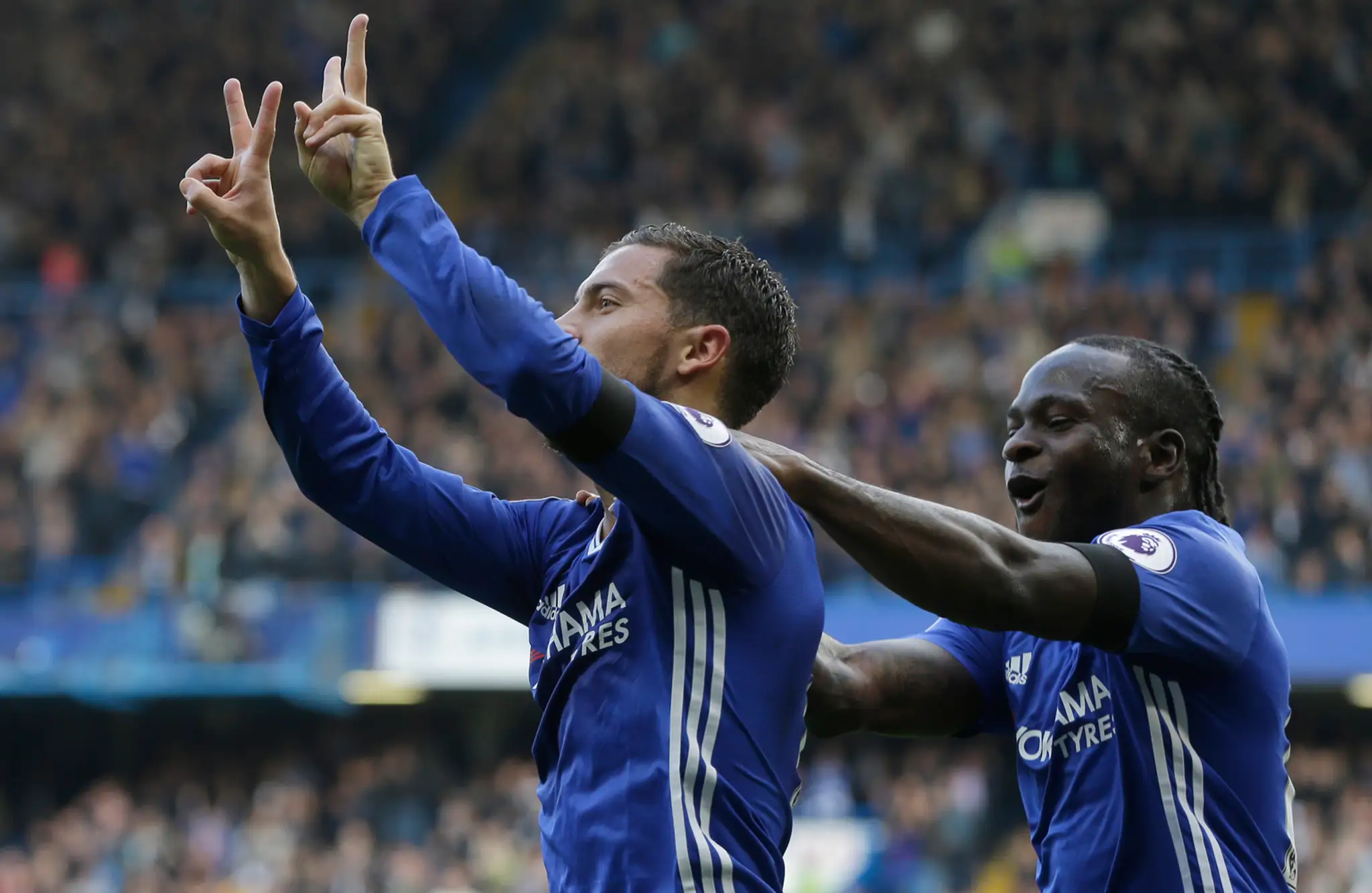 Eden Hazard oslavuje so spoluhráčom Victorom Mosesom druhý gól do bránky Leicesteru City.