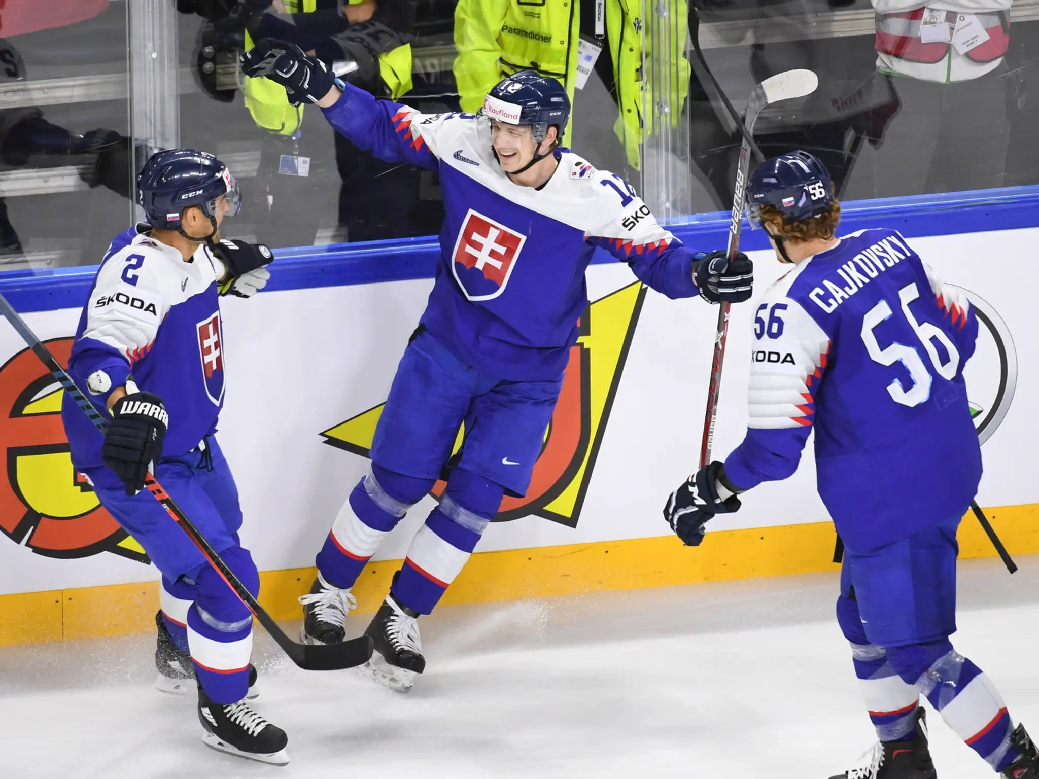 Radosť slovenských hráčov po góle v sieti Francúzska na MS 2018 - sprava Michal Čajkovský, strelec Dávid Bondra a Andrej Sekera.
