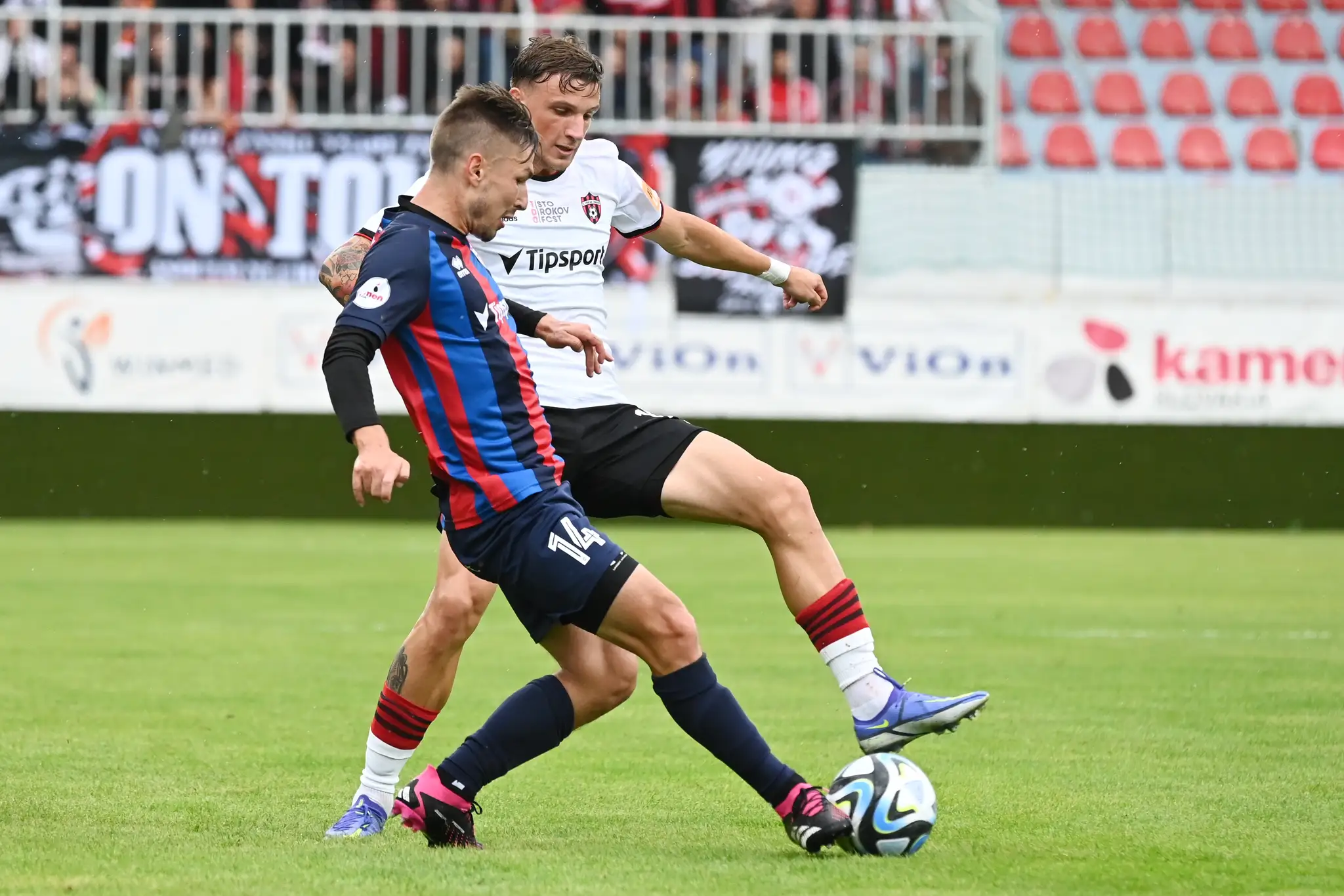 Vpravo hráč Trnavy Milan Ristovski a hráč ViOnu Denis Duga počas zápasu 2. kola Niké ligy.