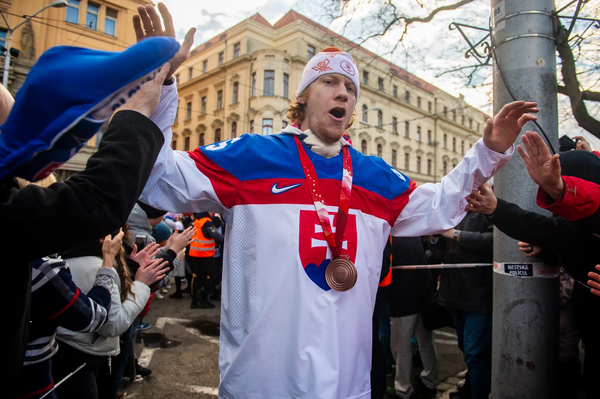 Michal Čajkovský počas osláv bronzu zo ZOH 2022 na Námestí SNP v Bratislave.
