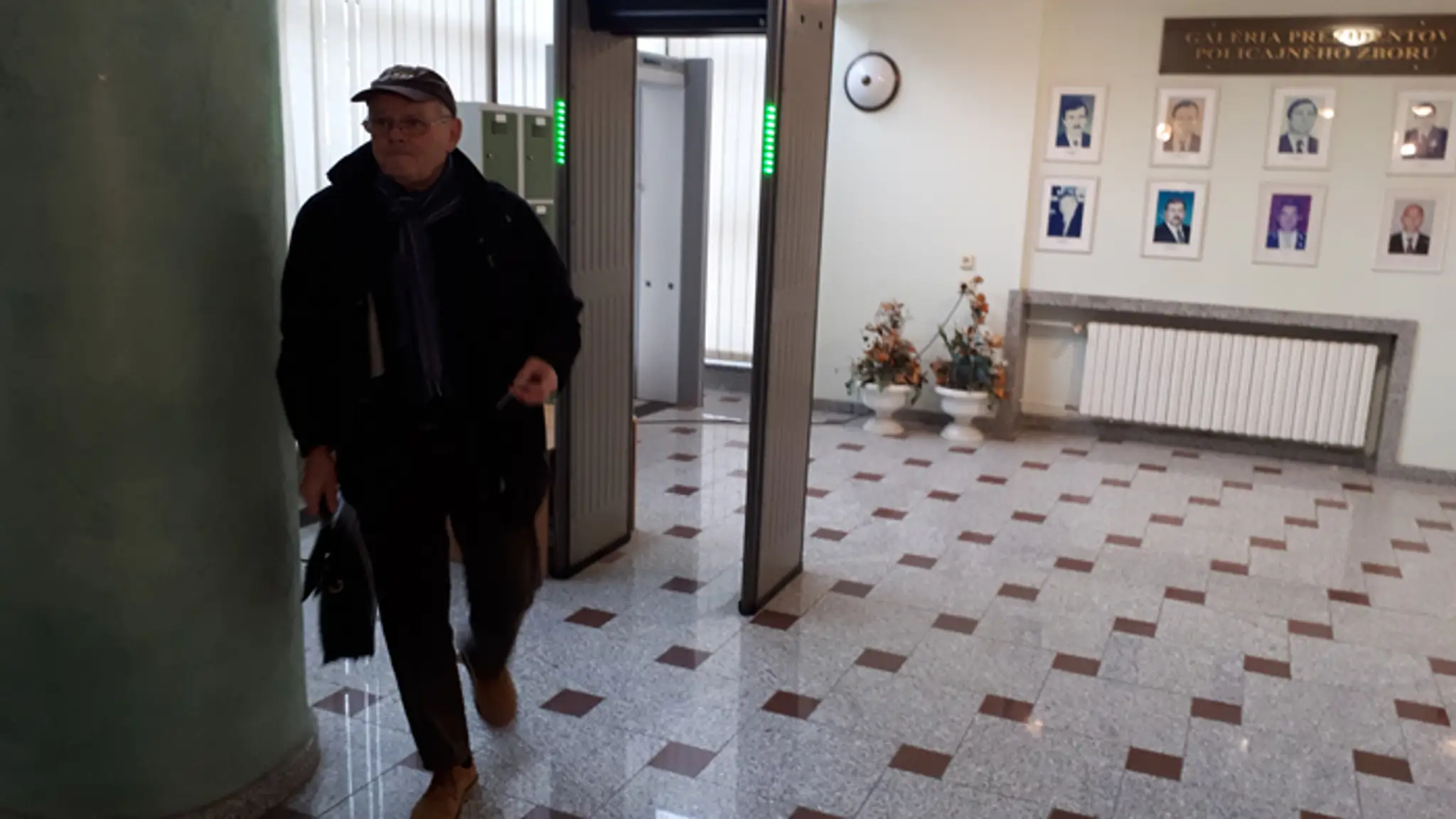 Gólman NY Islanders Jaroslav Halák chytá puk v dueli proti Floride.