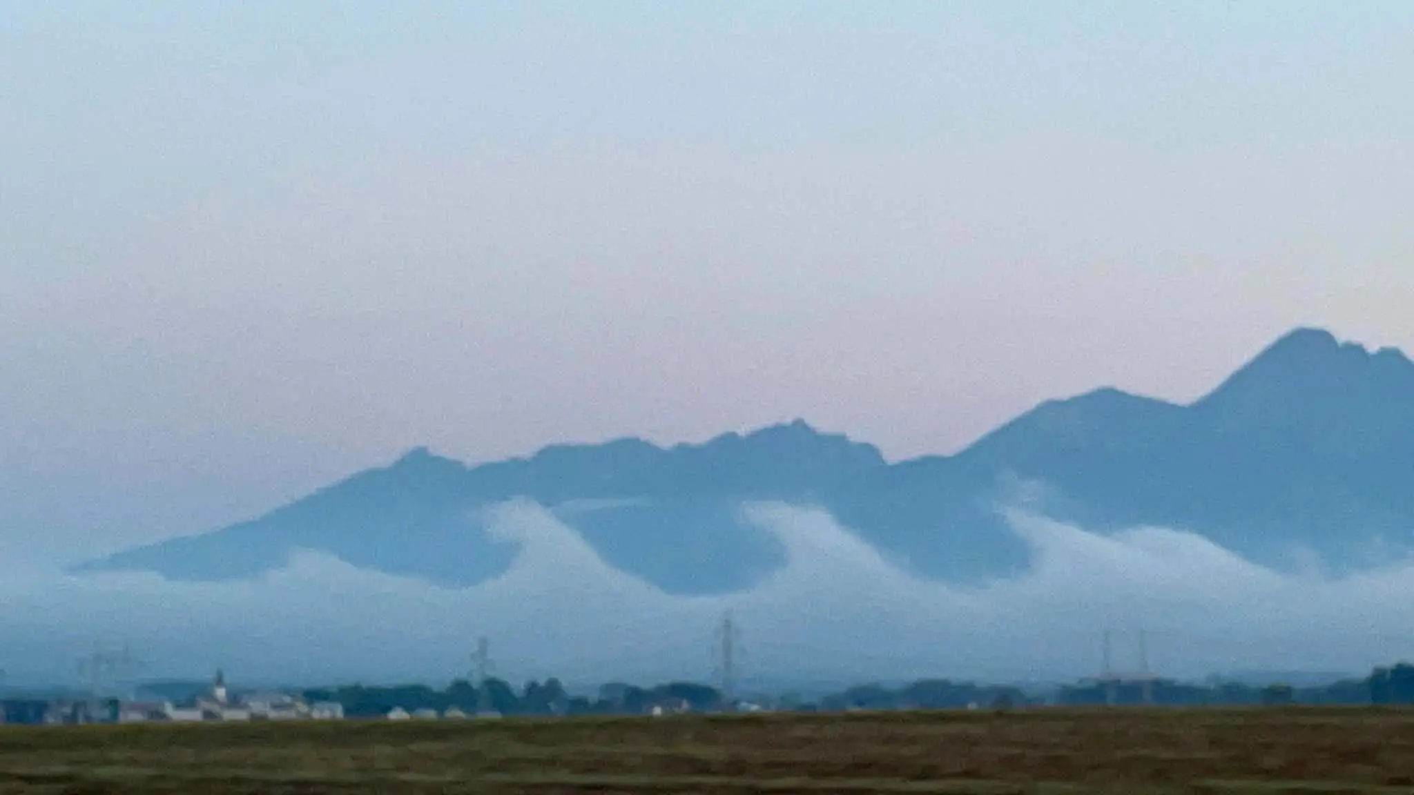 Vzácne Kelvin-Helmholtzove oblaky pod Tatrami