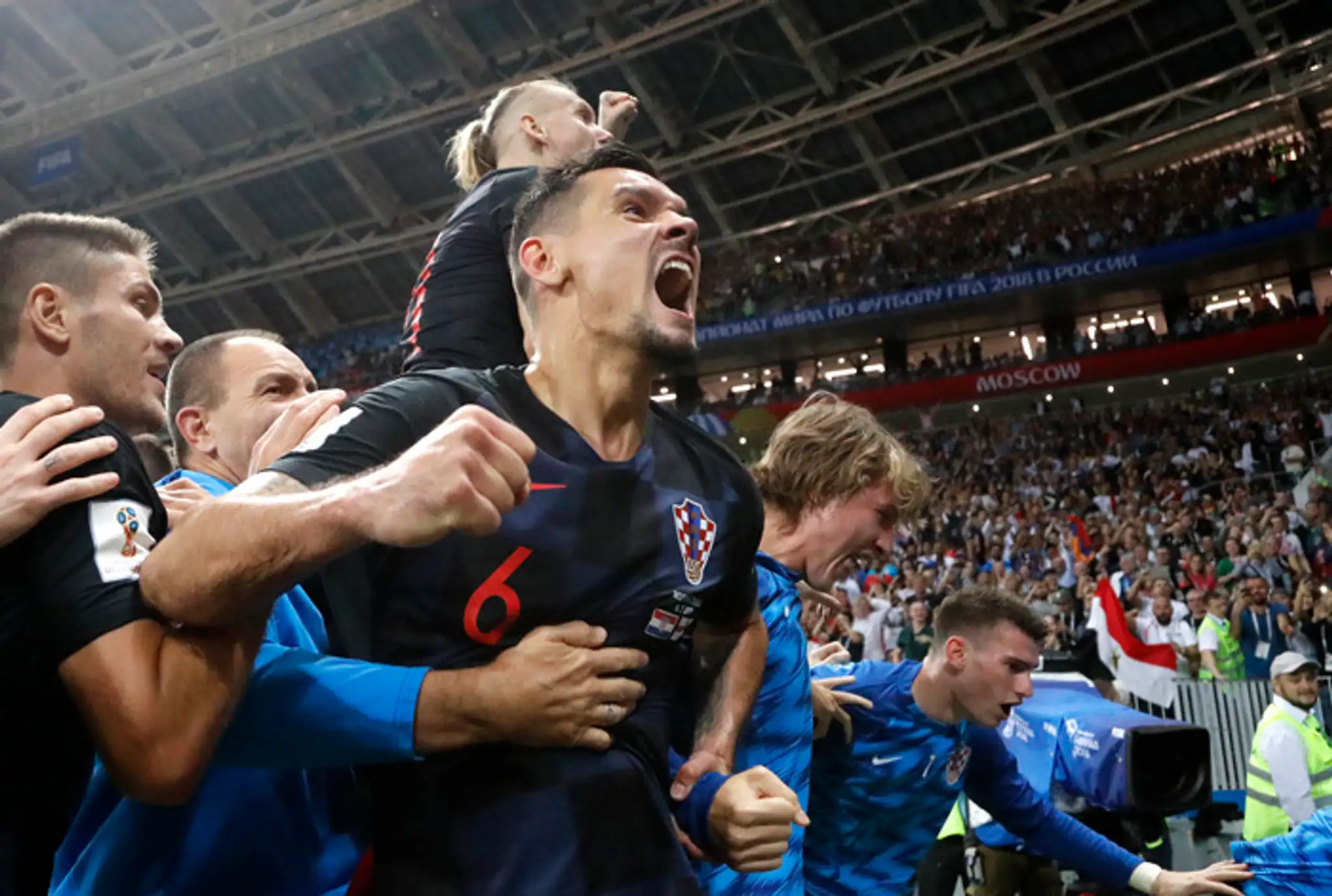 Dejan Lovren v sektore fotografov sa raduje z postupového gólu Maria Mandžukiča do finále MS.