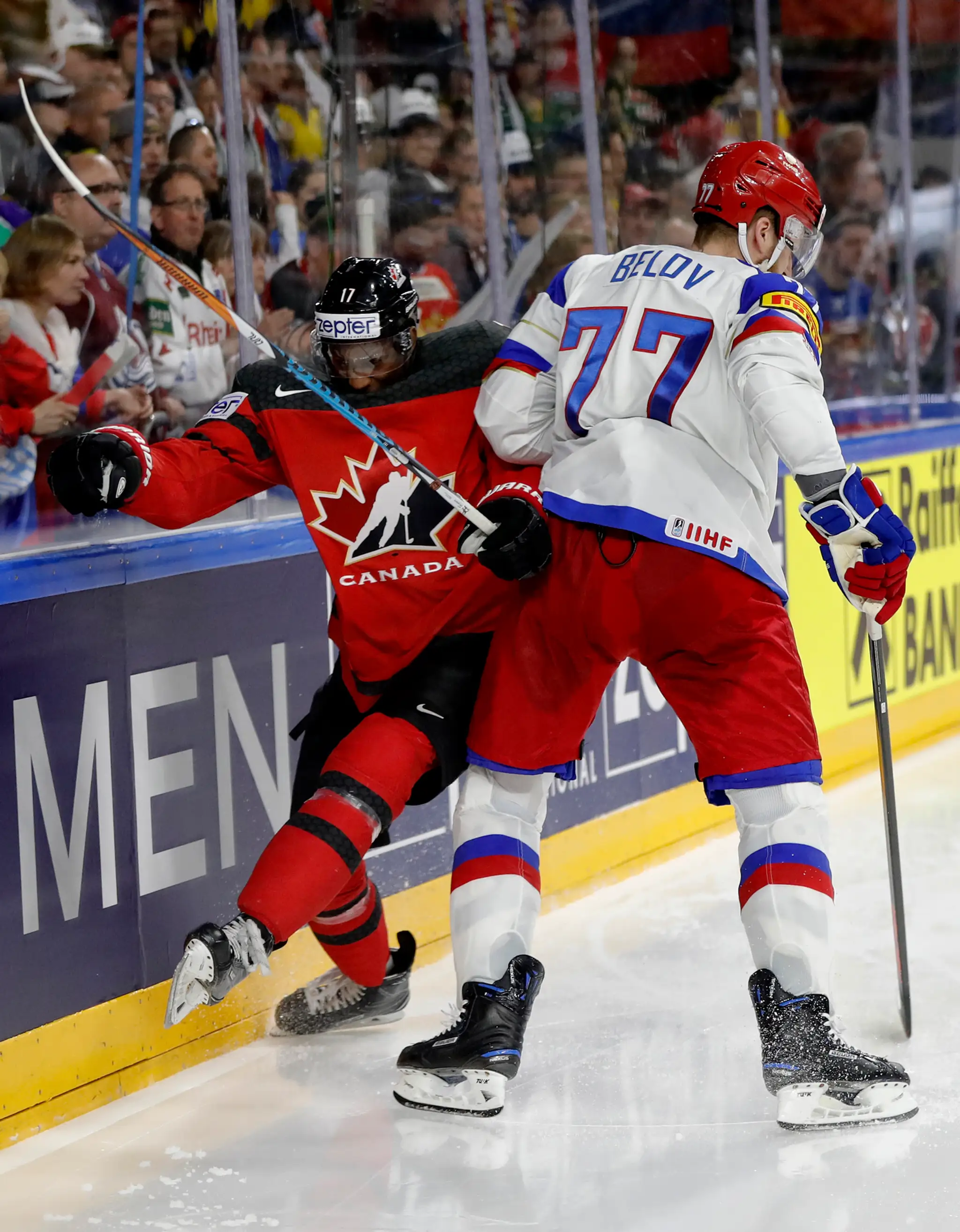 Rus Anton Belov (vpravo) atakuje v semifinále MS 2017 Kanaďana Wayna Simmondsa.