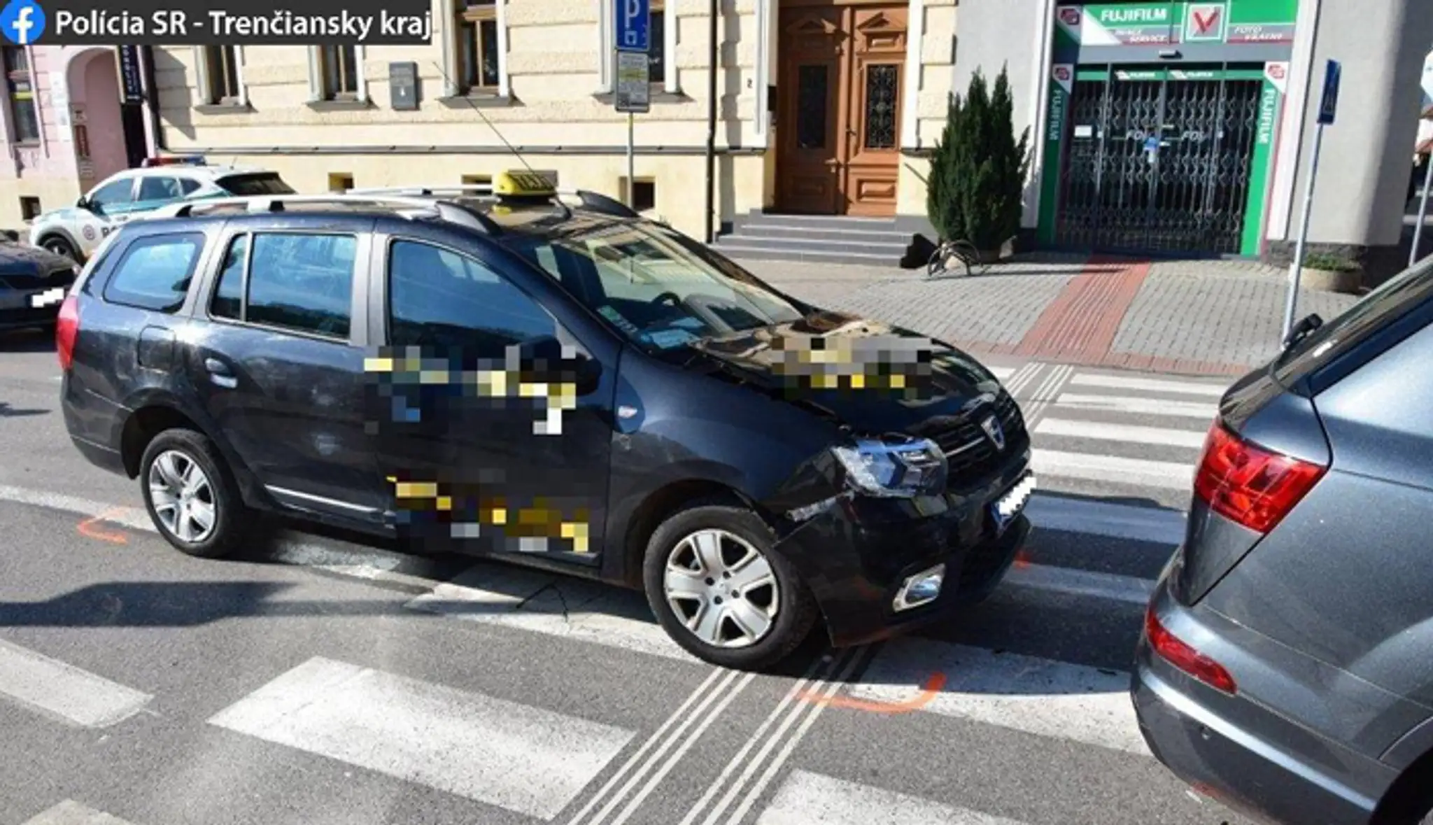Poškodené taxi po nehode.