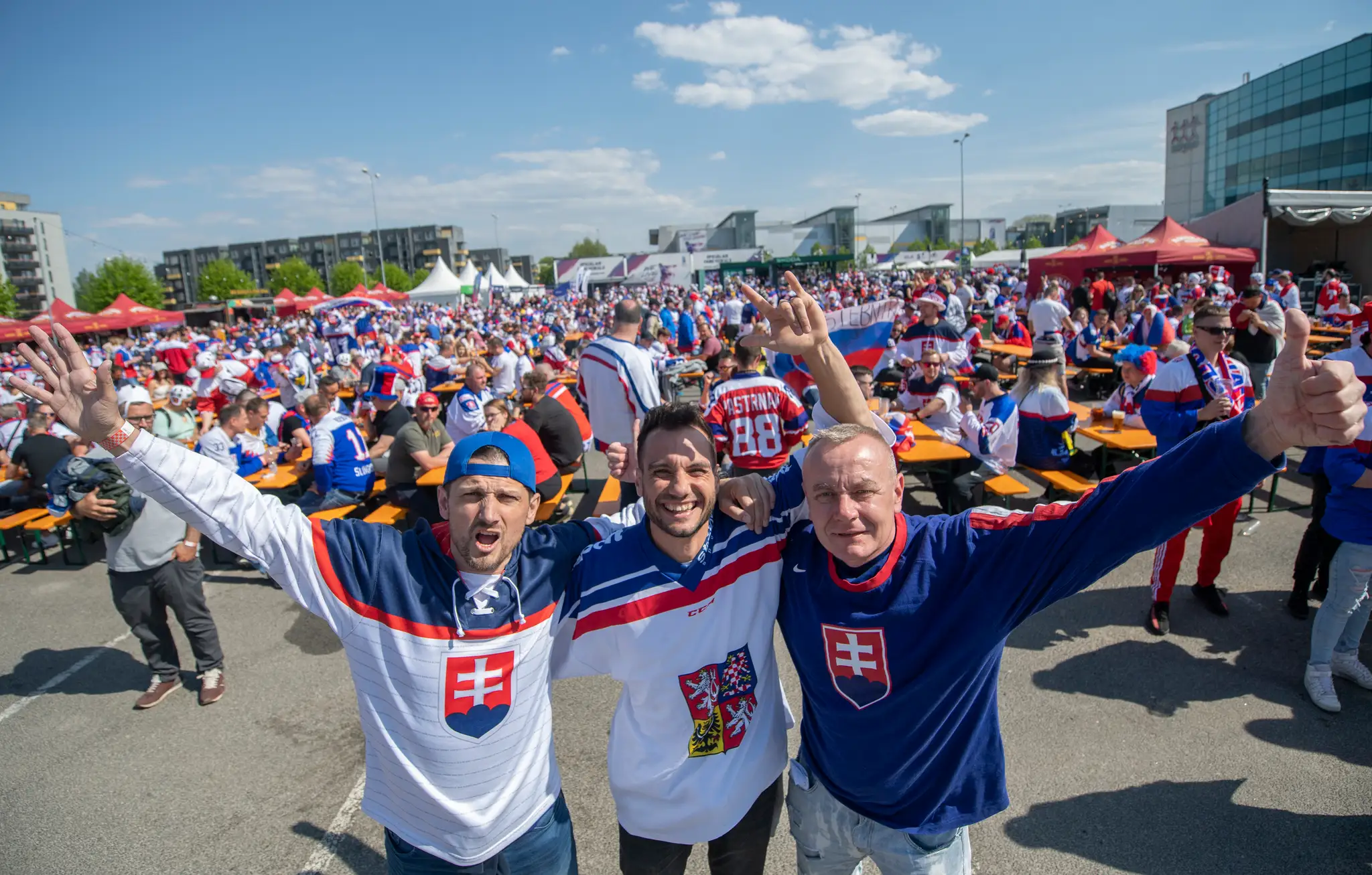 Na snímke slovenskí a českí fanúšikovia pózujú pred Riga Arénou pred zápasom základnej B-skupiny.