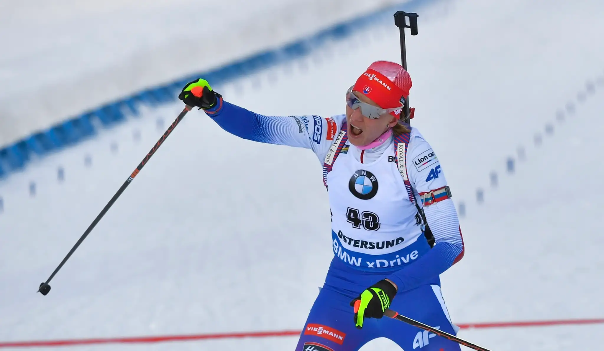 Biatlonistka Anastasia Kuzminová v cieli šprintu na MS v Östersunde.