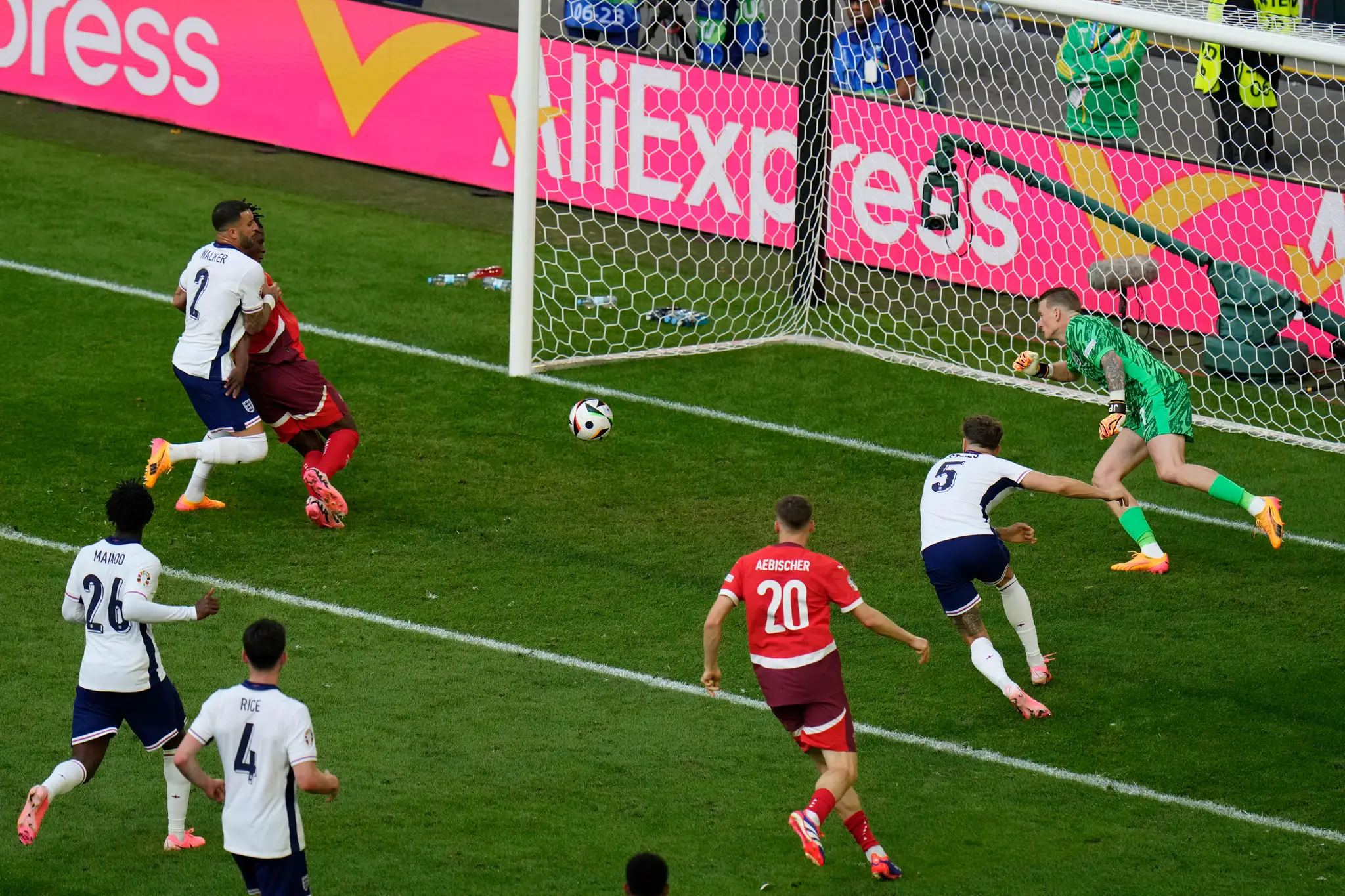 Švajčiarsky futbalista Breel Embolo strieľa gól počas štvrťfinálového zápasu Anglicko - Švajčiarsko.
