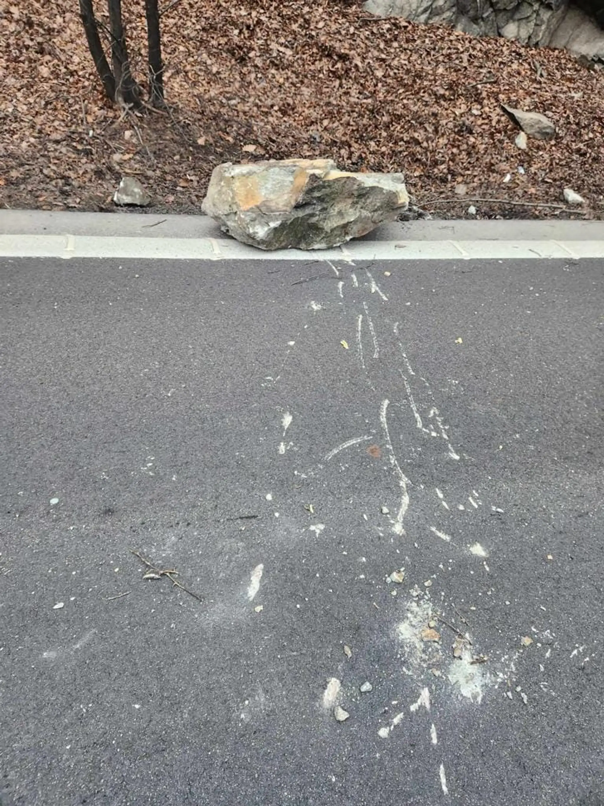 Skaly na ceste pod Strečnom padali na vozovku.