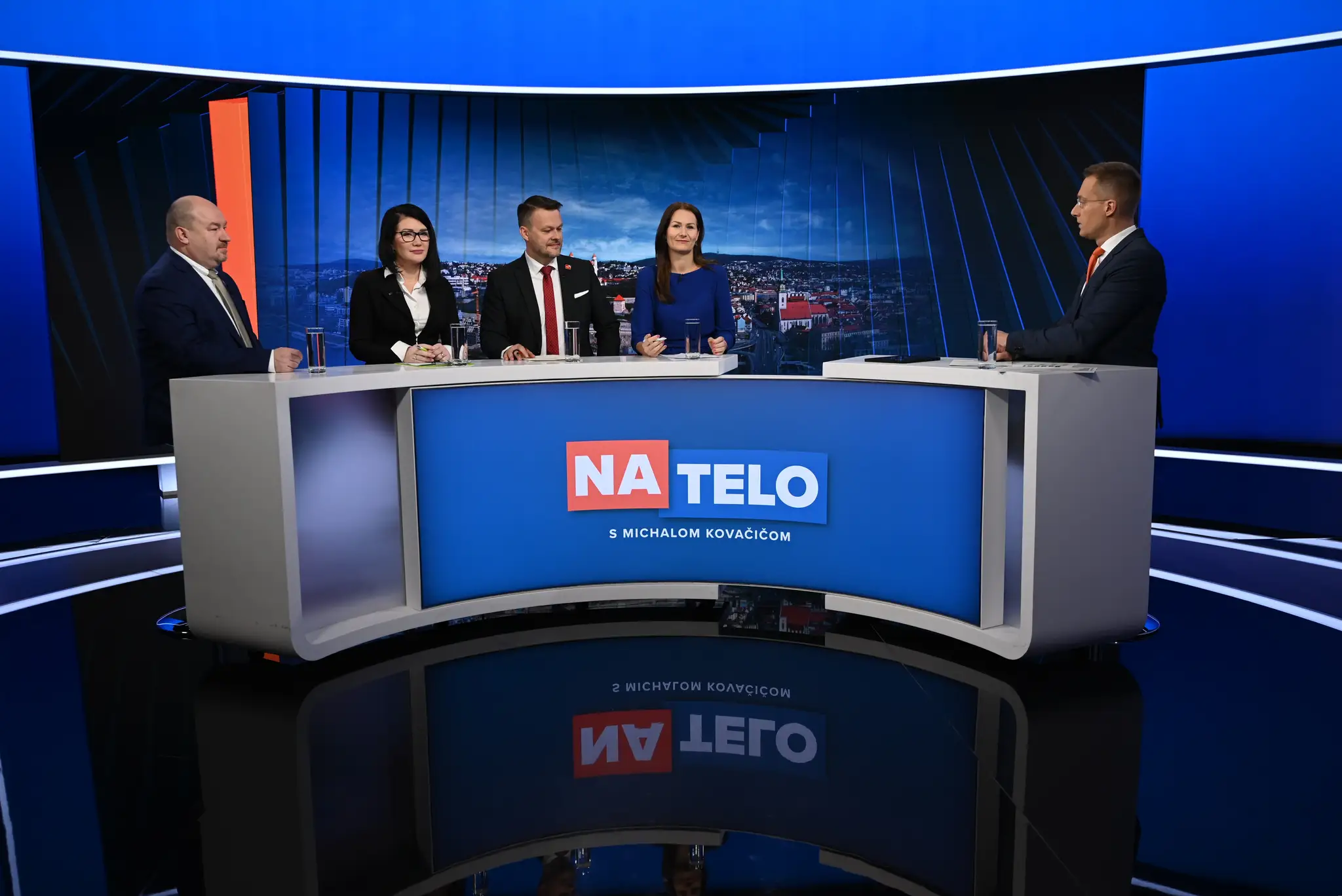 Na telo s J. Bittó Cigánikovou, S. Migaľom, R. Huliakom a M. Holečkovou.