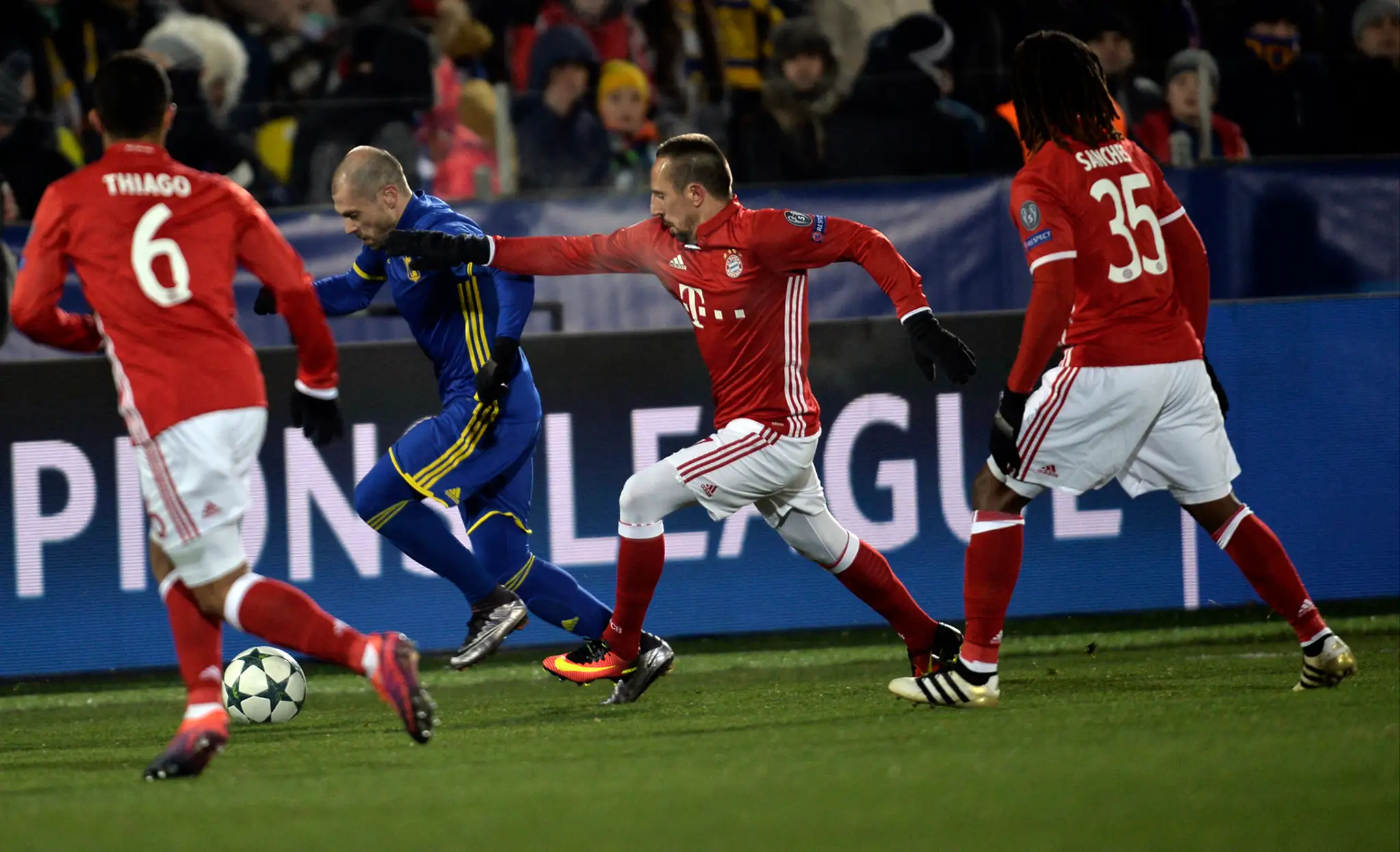 Timofej Kalačev (v modrom) z FK Rostov uniká pred Franckom Ribérym z Bayernu Mníchov v dueli LM.
